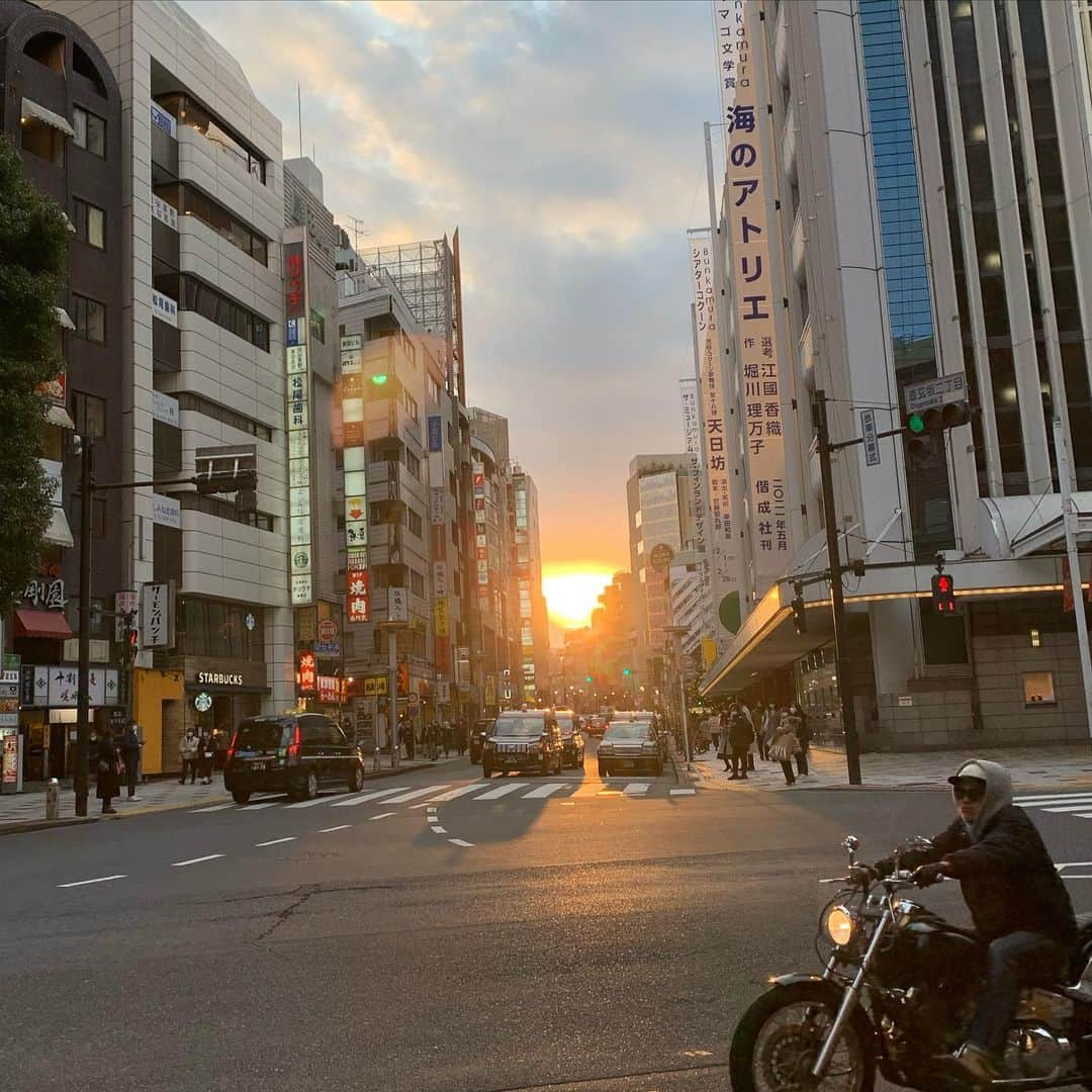 村上ショージさんのインスタグラム写真 - (村上ショージInstagram)「渋谷無限大ホールに行く前にビルの谷間に今日の終わりを告げる夕焼けに写り込んだ一台のオートバイ🏍そう言えば大吾の50CC待ってます^_^」1月28日 15時07分 - murakamis0528