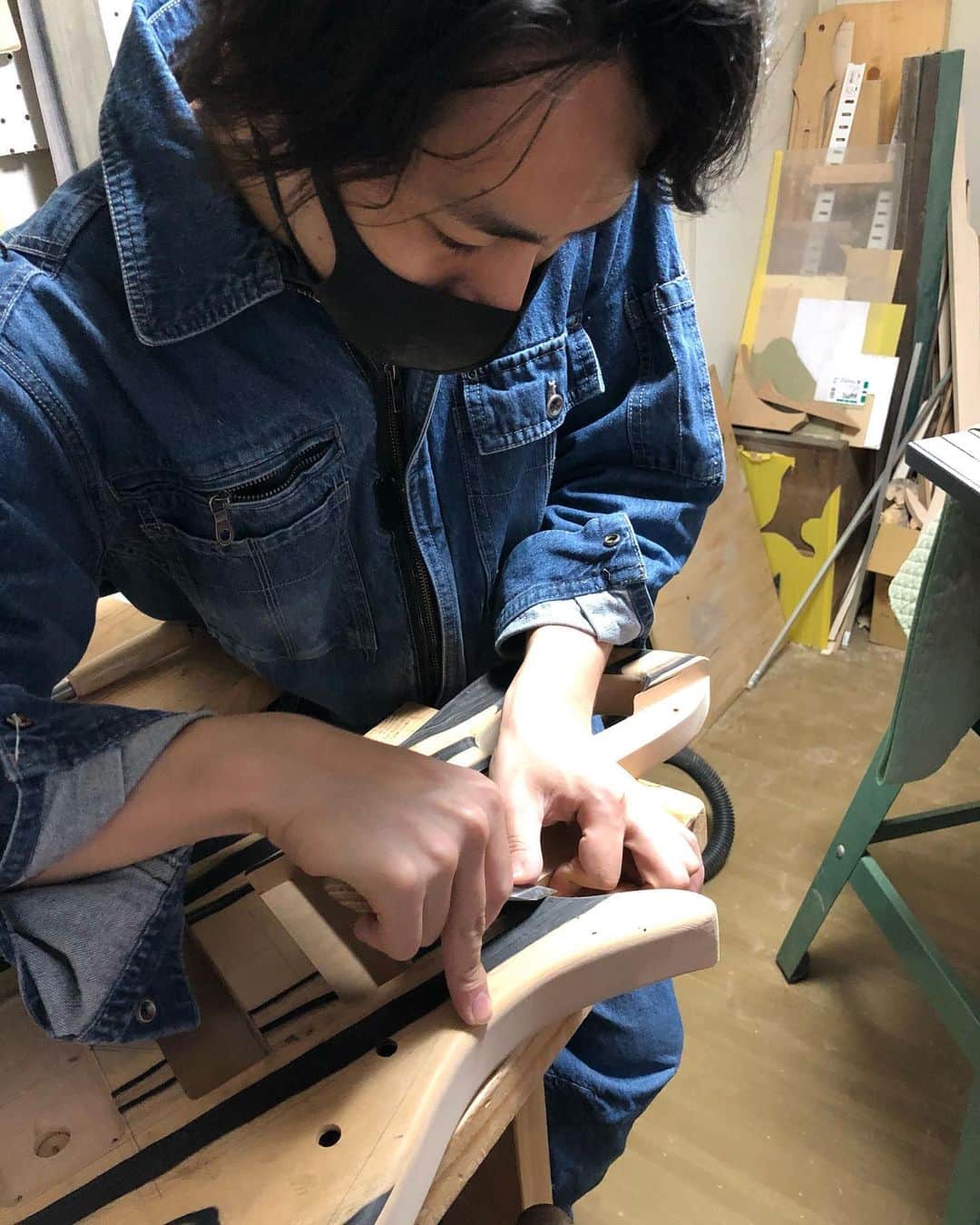 武田祐介さんのインスタグラム写真 - (武田祐介Instagram)「時間がある時コツコツと切って削って磨いて早3年。  ようやく完成。  作業行程を教えてくれたり、工具や作業場を貸してくれたsaitias guitarsの齊田くん、Curious-InstrumentSの砂押くんありがとう😊  制作の詳細はこちら。よければ是非。 https://bokunchi.radwimps.jp/  #saitiasguitars #curiousinstruments」1月28日 15時57分 - yusuke_takeda_