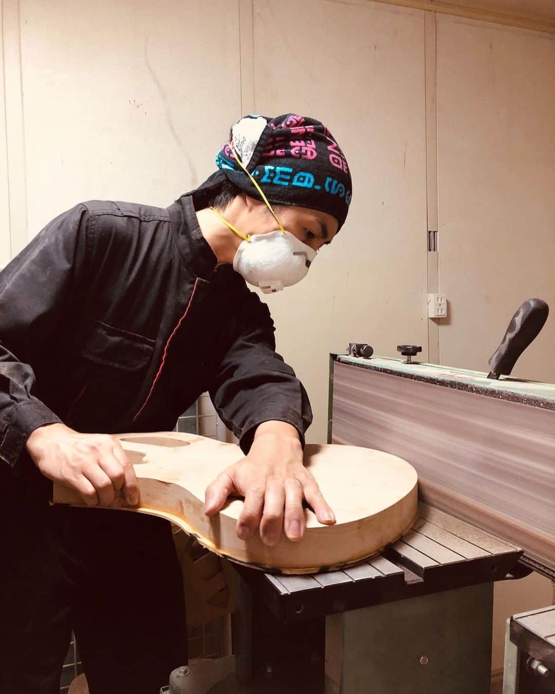 武田祐介さんのインスタグラム写真 - (武田祐介Instagram)「時間がある時コツコツと切って削って磨いて早3年。  ようやく完成。  作業行程を教えてくれたり、工具や作業場を貸してくれたsaitias guitarsの齊田くん、Curious-InstrumentSの砂押くんありがとう😊  制作の詳細はこちら。よければ是非。 https://bokunchi.radwimps.jp/  #saitiasguitars #curiousinstruments」1月28日 15時57分 - yusuke_takeda_
