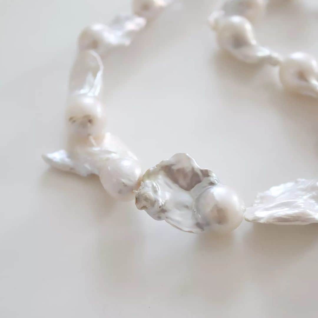 joueri accessory by Eri Sato(@satoeri626)のインスタグラム：「oyster pearl · 人気で品薄のオイスターパールちゃん ネックレスのオーダーを頂いてます · · #joueri#アクセサリー#オイスターパール#パール#バロックパール#ネックレス#パールネックレス」