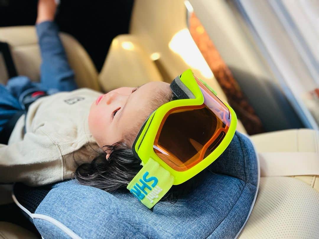 清澤恵美子のインスタグラム：「スタンバイOK🙆‍♂️❄️🎿 #shredmini #スキー　#2歳2ヶ月」