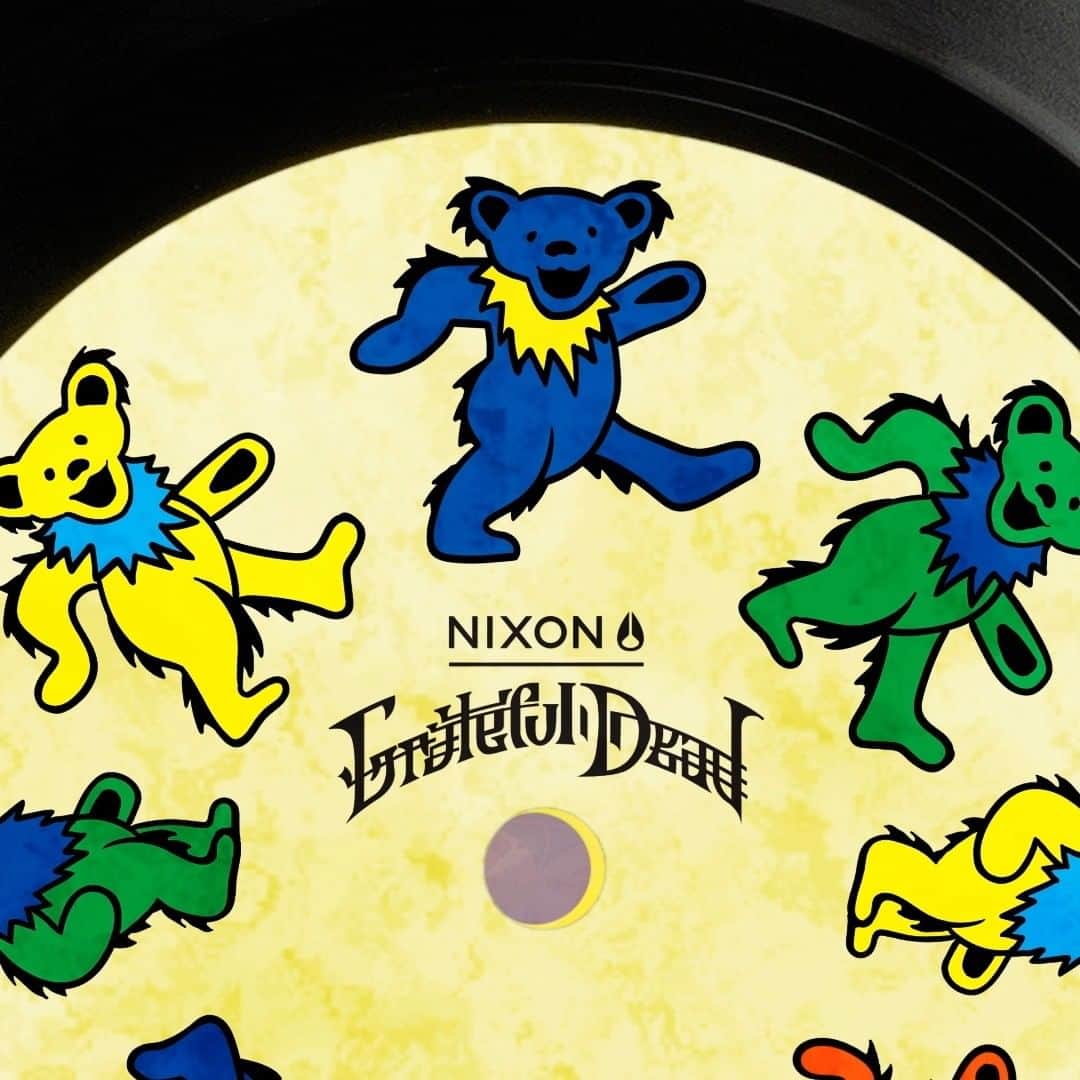 ニクソンのインスタグラム：「We tapped into a living vault of @GratefulDead knowledge for insight on the artwork we all love.  David Lemieux has been the official archivist for the Grateful Dead for 23 years and has been listening to the Dead since ’84—he still remembers the first time.  Read the full interview at Nixon.com/blogs/stories」