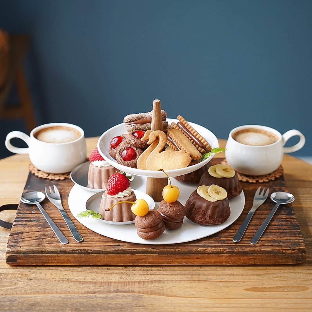 junjunのインスタグラム：「🍫  チョコレートのお菓子あれこれ作って おうちでプチスイーツブッフェ  ・チョコレートのパンナコッタ ・ケーキみたいなバーチディダーマ ・チョコバナナのミニクグロフ ・ドレンチェリーのカカオスノーボール ・スワンサブレ ・チョコバタークリームのクッキーサンド ・チョコレートのダックワーズ  @ouchicafe_jp #秋冬ほっこりおうちカフェ  #バレンタイン #バレンタインスイーツ #チョコレートのお菓子 #スイーツブッフェ #おうちカフェ #うちかふぇ #ホムカペ #cafestagram #カフェスタグラム #instacafe #カフェ部 #カフェ好きな人と繋がりたい #homemadesweets #手作りおやつ #今週もいただきます #キッチンからlove #私のおいしい写真 #インスタ探検隊 #Hanakogram」