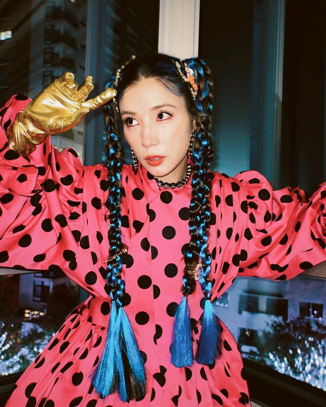 仲里依紗のインスタグラム：「お気に入りの写真 もったいぶって アップすんのいつにしよう悩んでたら 年越してたw😂🎍  あーん 女優って舞台挨拶くらいしか おしゃれできないから むりー👸👸👸w  ヘアメイク❤️ @nasup  スタイリング❤️ @naomi_banba  お赤飯👗❤️ @balenciaga   大好きが幕の内弁当状態🍱」