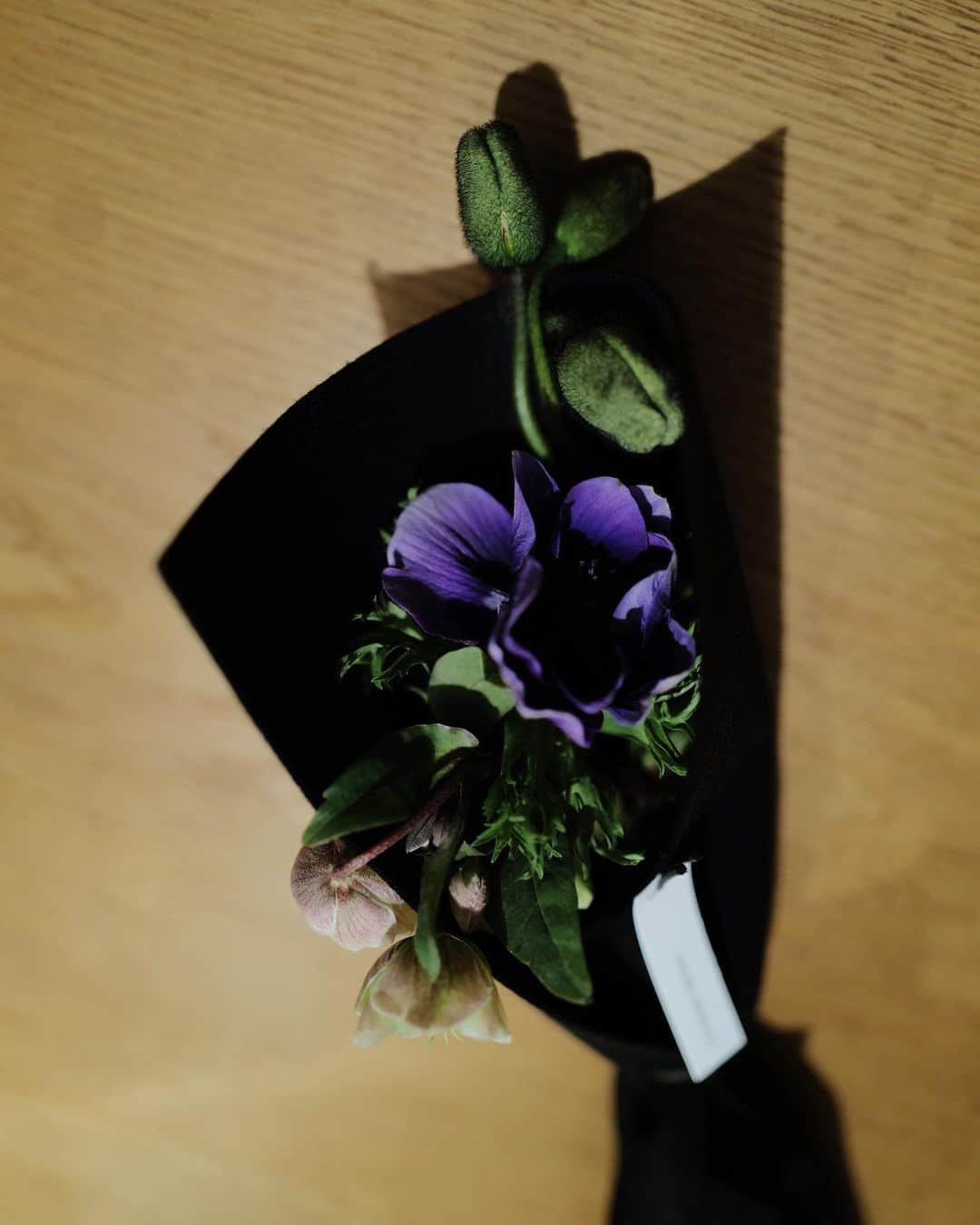 高山都さんのインスタグラム写真 - (高山都Instagram)「アネモネが好きです。 特に真ん中が黒いのが好き。 花言葉はすこしだけ哀しい感じも、なんだか惹かれる。 (儚い恋とか色々あって…あとはご自身で調べてみてくださいね) 昨日の夕方から祐子さん @yukowedding に会う約束をしていて、すこし早いお誕生日のギフトと一緒に紫のアネモネにエンドウをいれた小ぶりなブーケを持っていった。 そしたら、祐子さんも同じ紫色の同じ黒い目玉のアネモネが入ったブーケをみやちゃんにって渡してくれた。 ほんとうに偶然のブーケの交換、しかも同じ花。嬉しかったなー。 ちなみに、祐子さんからは、アネモネにクリスマスローズ、それにポピー。大好きなお花ばかり。 フラワーベースは、こないだプレゼントでもらったお気に入り。メキシコのブランドらしい。 個性的なフォルムにこの花がよく似合う。 ちなみに、アネモネとクリスマスローズは、去年、自分達で作った写真集 #kareidoscope にも載ってるくらい好き。 この本は、花言葉と共に、変化を怖れないで花のように生きていこうとメッセージを込めて作っています。 2月には、渋谷のTSUTAYAで、この本を手に取っていただけるイベントもあるので、またお知らせさせてください。」1月28日 9時10分 - miyare38