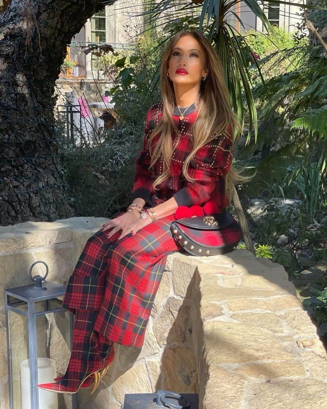 ジェニファー・ロペスさんのインスタグラム写真 - (ジェニファー・ロペスInstagram)「Plaid girls club 💋🖤❤️」1月28日 9時43分 - jlo