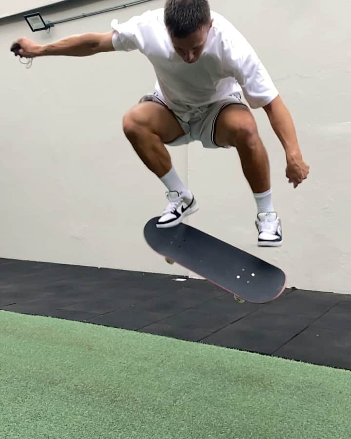 カルロス・リベイロのインスタグラム：「60 days off my board. A torn deltoid ligament. 30 PT sessions. @anderson_fisioesporte @care.club thank you.  60 dias sem andar. Ligamento rompido. 30 sessões de Fisio com @anderson_fisioesporte na @care.club. Obrigado irmão @anderson_fisioesporte tu é foda.🙏🏽🙌🏽 feliz em poder voltar as atividades.」