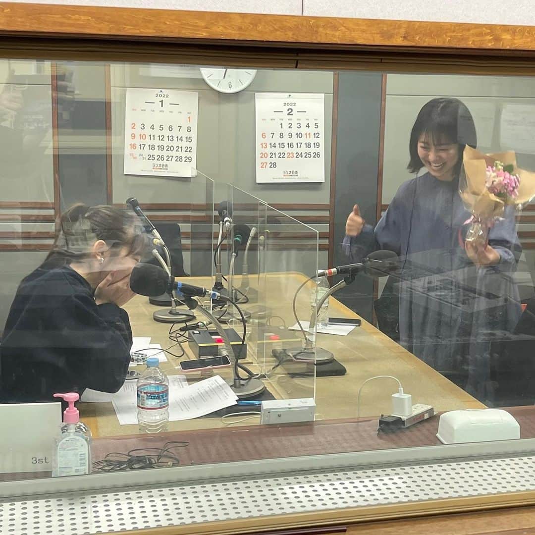 高田夏帆さんのインスタグラム写真 - (高田夏帆Instagram)「ラジオ200回放送おめでとの サプライズしちゃったー💐 妹達よ、愛だね、本当に素敵、 変わらず元気でなにより☺︎ ps.ワァーー！て突撃したは良いものの ラジオ収録中花束あたしが握りしめ 渡すの忘れてた、うっかりうっかり #チュナパ」1月28日 11時55分 - takadakaho
