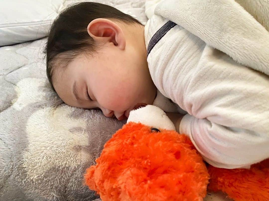 ゆうひなたのインスタグラム：「. . . おねんねいちか👶🏻💤. . . . 2枚目の写真みてください、、、 寝てるんです、、、（笑）. . . . 最近なにもかも無気力な おかんDESU🤩🤩🤩！ どうしたもんだか！！！笑 喝入れて誰か！！！🤦🏼‍♀️🤦🏼‍♀️🤦🏼‍♀️❤️‍🔥. . . .」