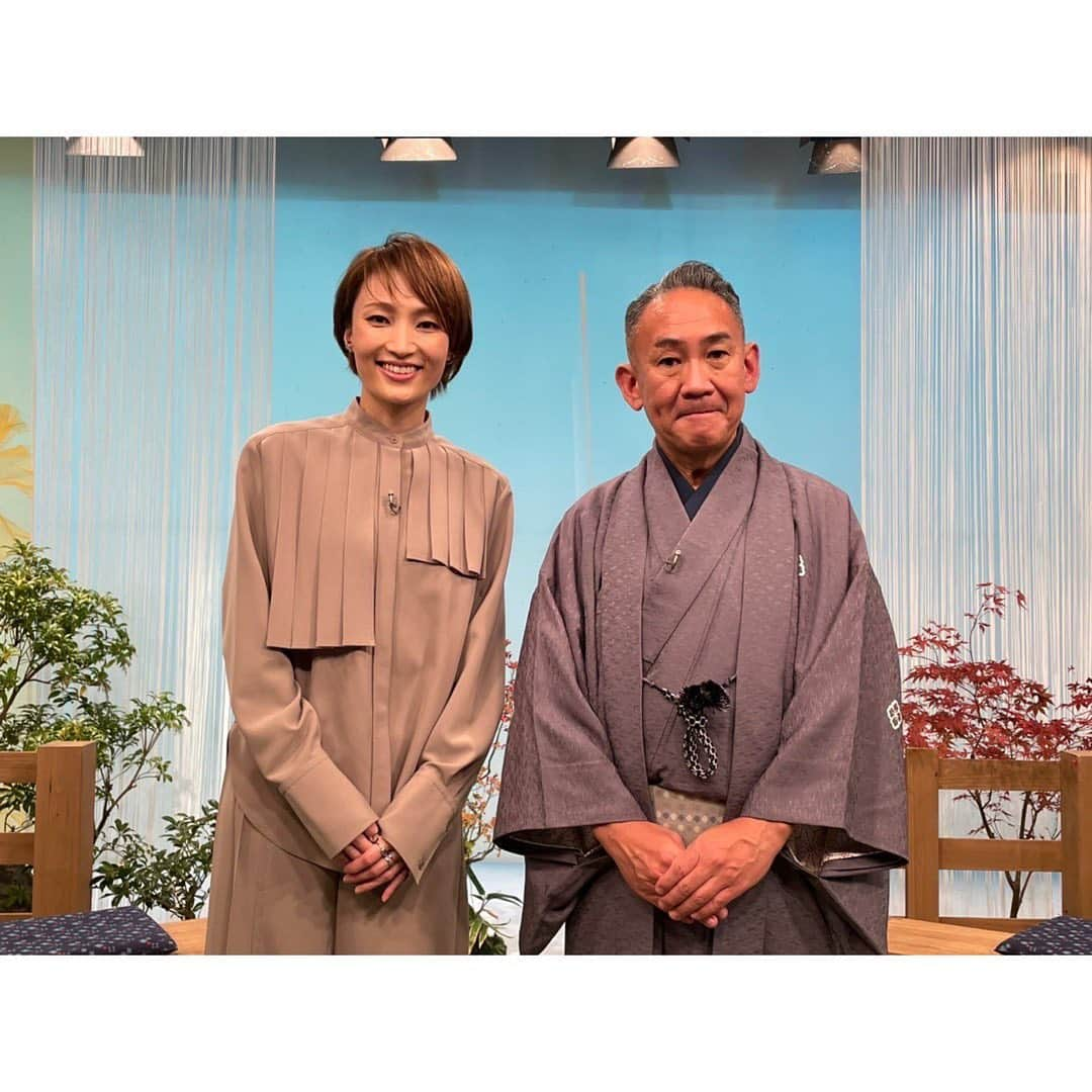 望海風斗さんのインスタグラム写真 - (望海風斗Instagram)「🪴 本日休演日。 日生の森もあと3日。 ⁡ 皆様からのお手紙読んでます💌 ありがとうございます！ ⁡ さてさて、 明後日30日と2月6日、 5:15〜 NHK総合　『林家正蔵の演芸図鑑』 に出演させていただきます。 ⁡ 2回ありますよー。 朝早いですよー。 ⁡ いつも公演を観に来てくださる正蔵師匠。 ゆっくりお話しさせていただけて、嬉しかったです！ あまりにも温かいオーラに心がほぐされ、私よーく笑いよーく喋った気がします…。 是非見てください〜😊 ⁡ #NHK#演芸図鑑 #林家正蔵 師匠 #ありがとうございました #楽しかったです ⁡#intothewoods  #魔女 #望海風斗 ⁡ ⁡ ⁡ ⁡」1月28日 12時29分 - nozomifuto_official