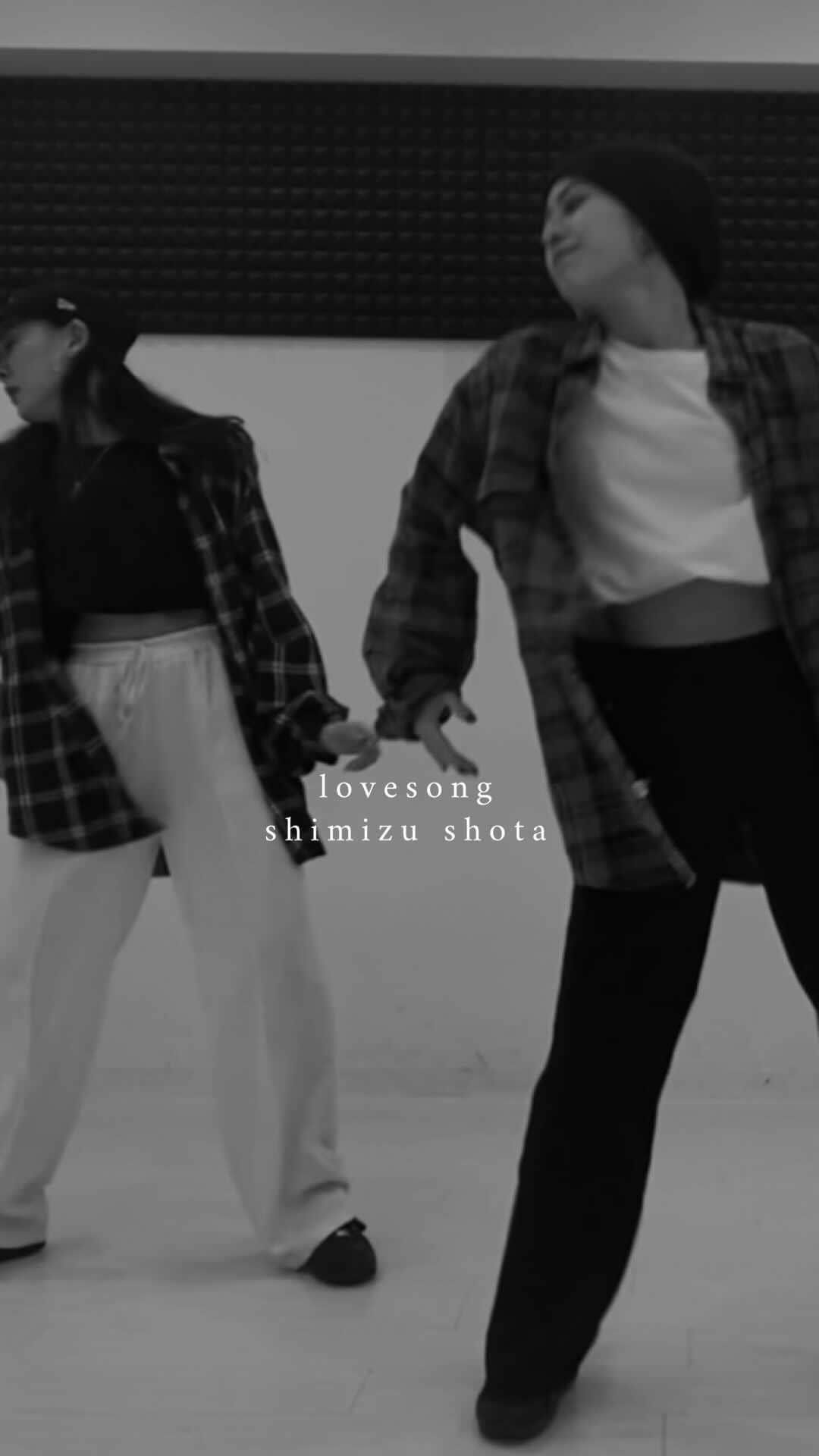 のインスタグラム：「2022年初dance時間 ありがとう〜🗣💞💞💞  2時間半で3つ動画撮るのは とてもハードでした😂🔥 . music🎵 #lovesong artist 🔥 @s.shota0227  choreo 👱🏽‍♀️ @fuuna12」