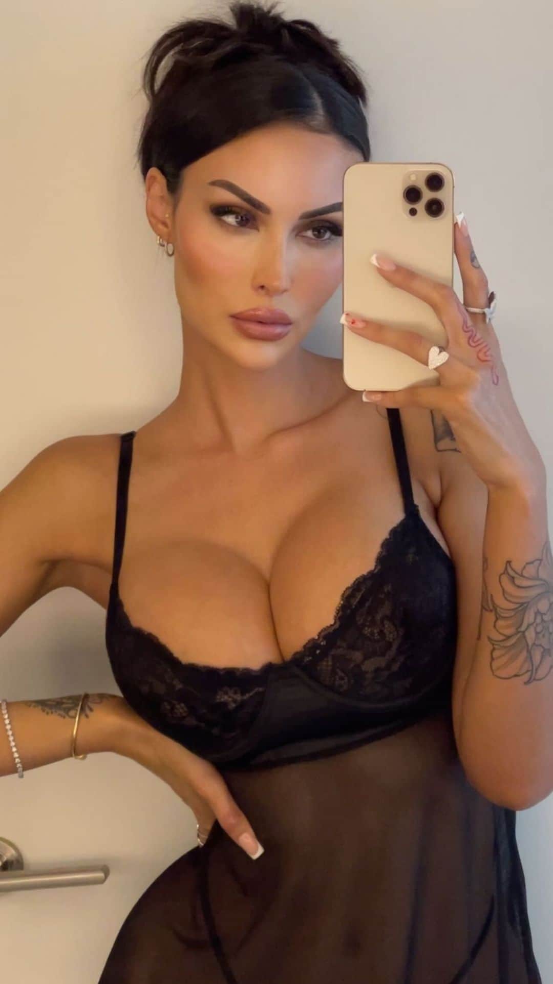 ANNELESE MILTONのインスタグラム：「@fashionnova lingerie always gets me in a mood 🖤」