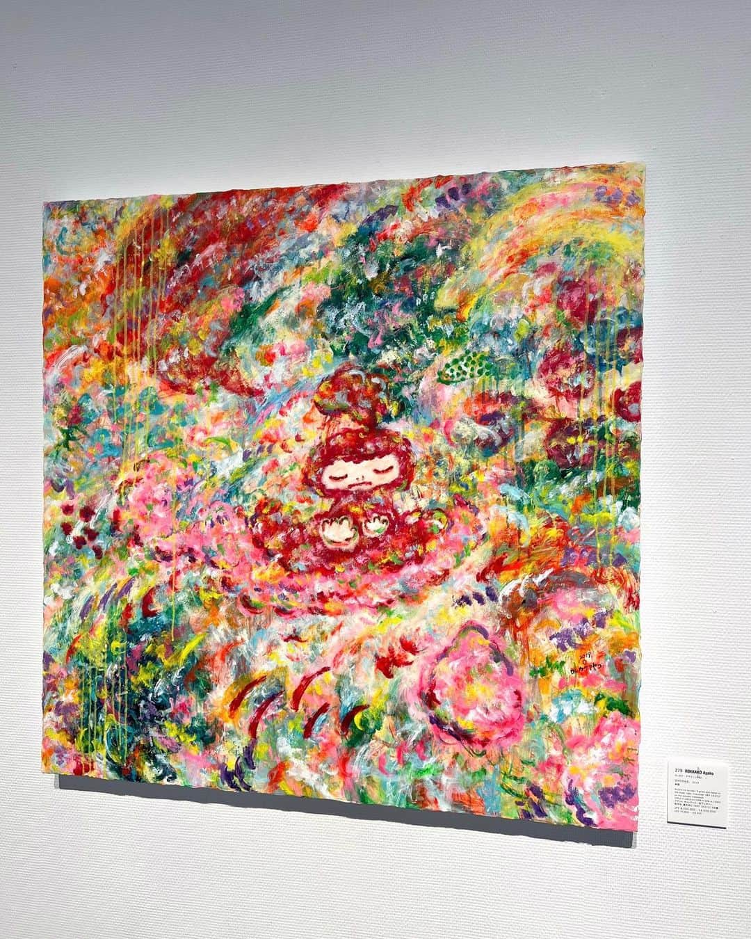 刈川くるみさんのインスタグラム写真 - (刈川くるみInstagram)「ロッカクアヤコさん  筆の代わりに手指を使い、 主に段ボールに直接絵を描くロッカクさん🎨🖐🏻📦  ロッカクさんの絵は 自由 で 無邪気 で 温かい👧🏻  指だから伝わるエネルギッシュさと 段ボールならではの温かみ、 女の子のちょっと不機嫌そうな表情のその自由さも  絵本をみているような 馴染み深さを感じます✨  オークションに出ているので 想定落札額にもびっくり( °-° )  他にも段ボールの描かれた作品 見てみたいです😊📦  #ロッカクアヤコ さん #rokkakuayako #ayakorokkaku  #現代アート #アート #絵画 #展示会」1月28日 13時30分 - kurumi_karikawa