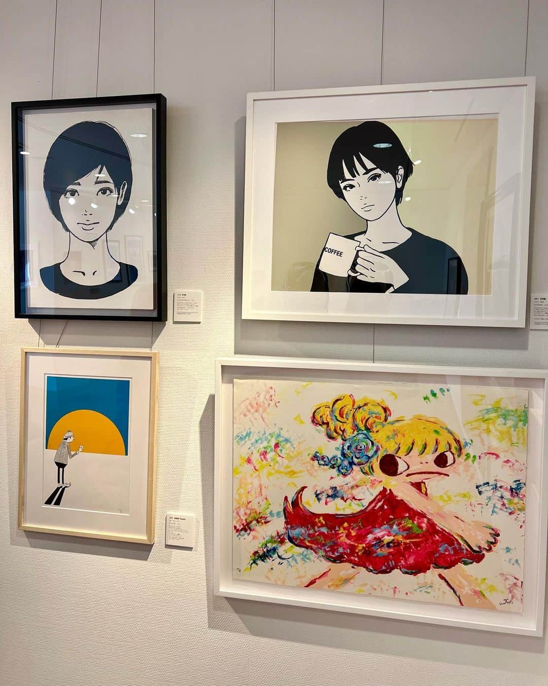 刈川くるみさんのインスタグラム写真 - (刈川くるみInstagram)「ロッカクアヤコさん  筆の代わりに手指を使い、 主に段ボールに直接絵を描くロッカクさん🎨🖐🏻📦  ロッカクさんの絵は 自由 で 無邪気 で 温かい👧🏻  指だから伝わるエネルギッシュさと 段ボールならではの温かみ、 女の子のちょっと不機嫌そうな表情のその自由さも  絵本をみているような 馴染み深さを感じます✨  オークションに出ているので 想定落札額にもびっくり( °-° )  他にも段ボールの描かれた作品 見てみたいです😊📦  #ロッカクアヤコ さん #rokkakuayako #ayakorokkaku  #現代アート #アート #絵画 #展示会」1月28日 13時30分 - kurumi_karikawa