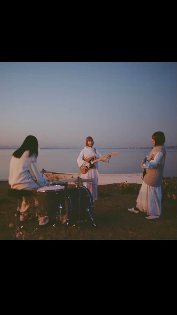 羊文学のインスタグラム：「新曲「光るとき」のMVはいかがでしたか？  1月28日本日のバズリズムでは、「光るとき」を宇宙初披露します！🗾 お楽しみに🦢💥  1月28日(金) 24:59～25:59 日本テレビ 『バズリズム02』 ※各地域で放送日時は異なります。」