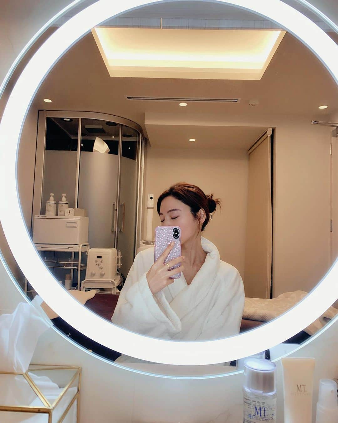 志田友美（ゆうみん）さんのインスタグラム写真 - (志田友美（ゆうみん）Instagram)「🧖🏼‍♀️🧖🏼‍♀️🧖🏼‍♀️  今月の美容は全部ここ。  大好きな @mt_metatron_jp も取り扱ってるし、施術すべて丁寧で上手いの🤍  エステからネイルまでここで済むって言うのが魅力的だよね🥺💗  女の子でよかったとつくづく思っております☻  私の落ち着ける空間です。✨  代官山から歩いてすぐ🙆🏽‍♀️  #美容 #メンテナンスday #ベルシール #belchir」1月28日 14時18分 - yuumi_shida