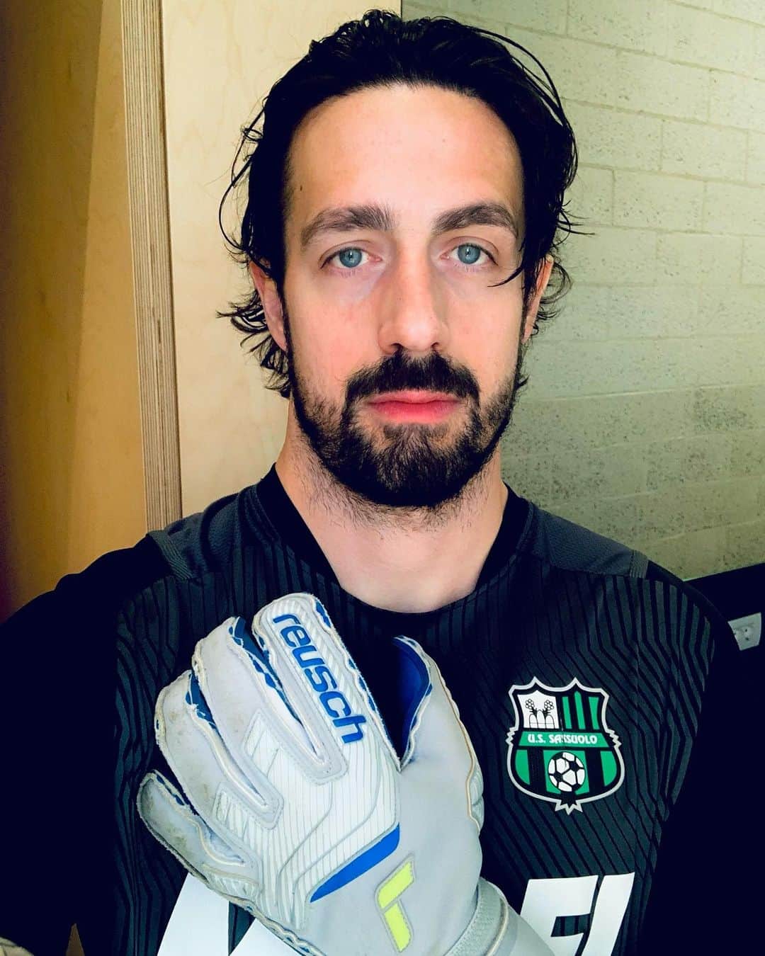 アンドレア・コンシーリのインスタグラム：「IMPRESSIONANTI 🔥🔥🔥 I miei nuovi guanti @reuschgoalkeeping sono una 💣 #BeTheOne #reusch」