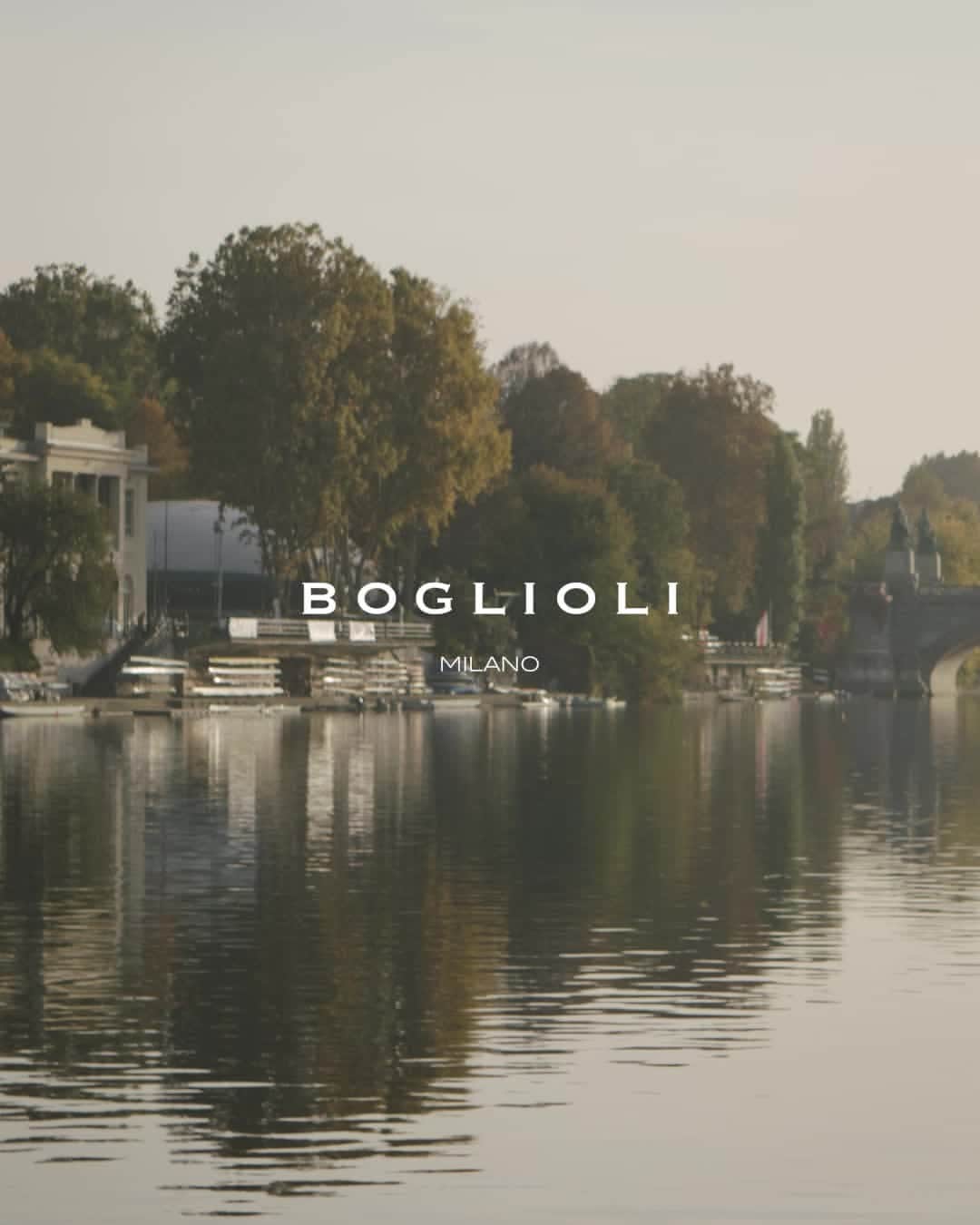 ボリオリのインスタグラム：「Sky, water and earth.⁣ As in a charming kaleidoscope of soft clouds of air, the garments reflect all the shades and contrasts of the most lively nature.⁣ ⁣ #BoglioliFW21 #Fallwinter#italy #collection #lifestyle #water #friends #elegant #color #campaign #casual #details #madeinitaly #handmade #style #fashion」