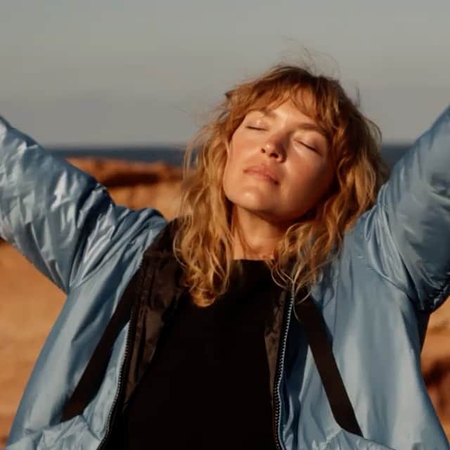 アリゾナ・ミューズのインスタグラム：「What a beautiful journey to be a part of…@maxmara is on a mission to reduce their environmental impact.  CAMELUXE is a new frontier for mindful fashion: the excess camelhair fabrics are upcycled from MaxMara’s coats in order to create a warm insulating pad.  Cameluxe challenges conventional notions of the environmental impact of fashion production by repurposing luxury materials that would have otherwise been unused, decreasing energy consumption, the output of waste, water usage, and CO2 emissions 🌎  Director: @tracydoyle Cinematography: @matteopassigato Music: #duncanthum Styling: @michelle__cameron Production: @jennyfriedberg @sintasworld @renukashyap_stylist @ashleymharris Editor: @doranvisual Hair & makeup: @barbaraurramethod Color: @jaimeoshow @company_3  #MaxMaraTheCube SS22 #MaxMara  #Cameluxe」