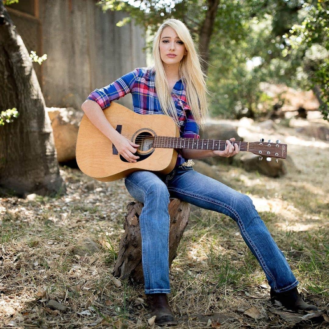 ケナ・ジェームスのインスタグラム：「One of these days, I’m really going to learn guitar 🎸」