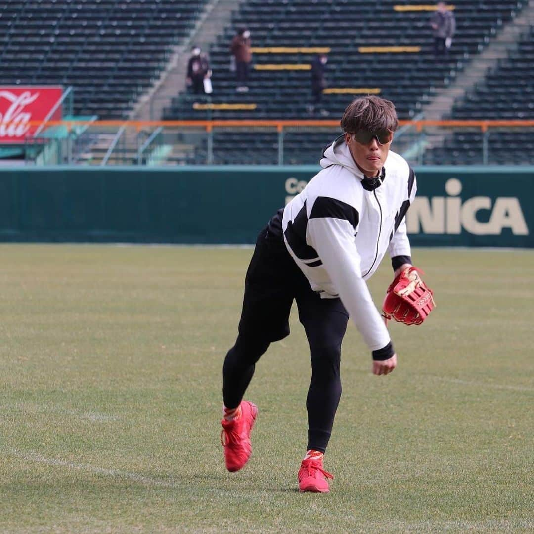 阪神タイガースさんのインスタグラム写真 - (阪神タイガースInstagram)「糸井選手が自主トレを公開しました！ その後、インタビューを受け意気込みを語りました！  #糸井嘉男 選手 #自主トレ公開 #阪神タイガース #イチにカケル！」1月28日 17時01分 - hanshintigers_official