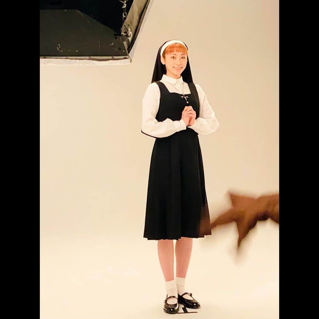 真彩希帆さんのインスタグラム写真 - (真彩希帆Instagram)「お知らせです⛪️♬*  この度 2022年11月13日(日)～12月４日(日)まで 東急シアターオーブにて  『天使にラブ・ソングを～シスター・アクト～』 にメアリー・ロバート役として出演させていただくことになりました。  ハッピーミュージカル🌈✨  先日扮装撮影も無事に終わりました。 ピシッと気持ちが整うメアリーロバートちゃん☺️どこか宝塚音楽学校の制服を思い出します...。  いまから素敵な皆様とご一緒させて頂くのが楽しみです！ 丁寧に、心を込めてお届けいたします❤️ 頑張ります🏋🏻‍♀️🔥  #東宝　#シアターオーブ  #ミュージカル #シスターアクト #☺️ #真彩希帆」1月28日 17時04分 - maayakiho