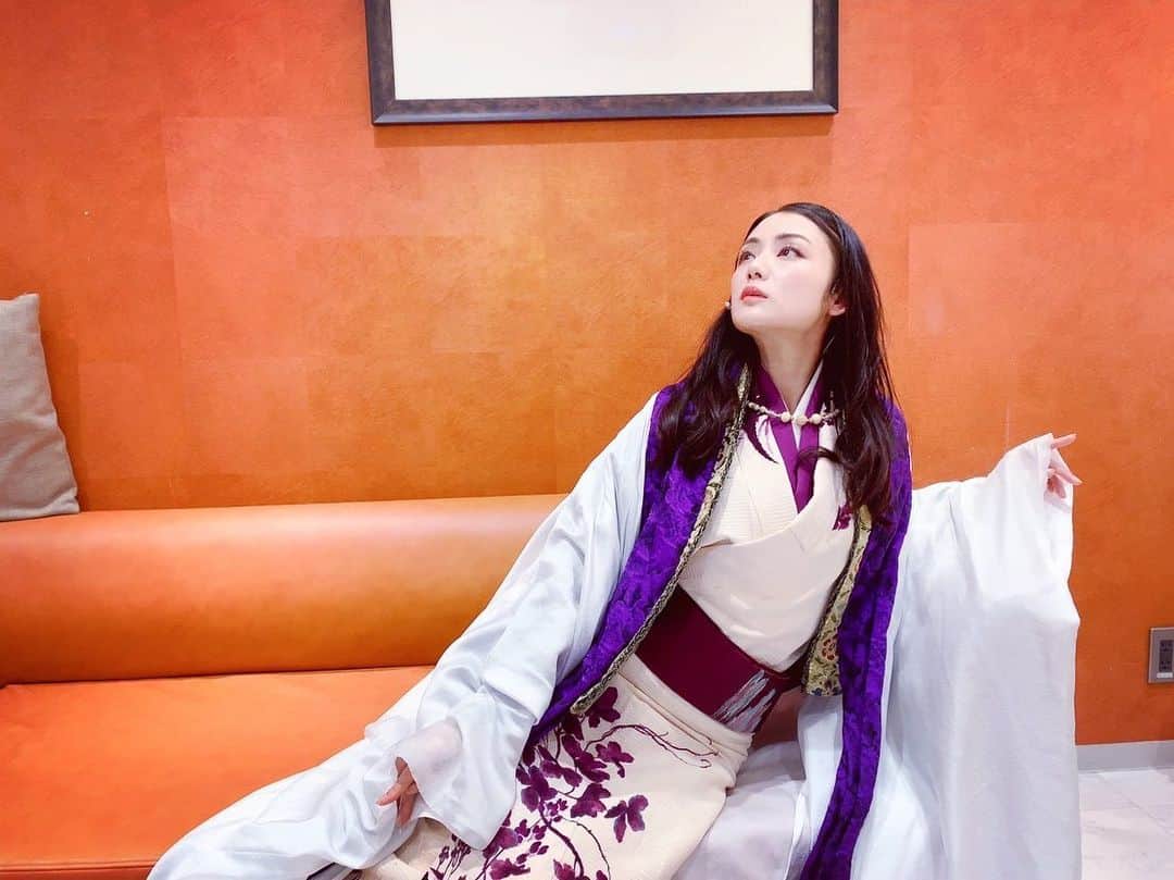 のインスタグラム：「🙏  この時期に 舞台に立てることに感謝  毎公演を 大切に。  #garnetopera  #ガーネットオペラ　 #煕子  #moemikatayama」