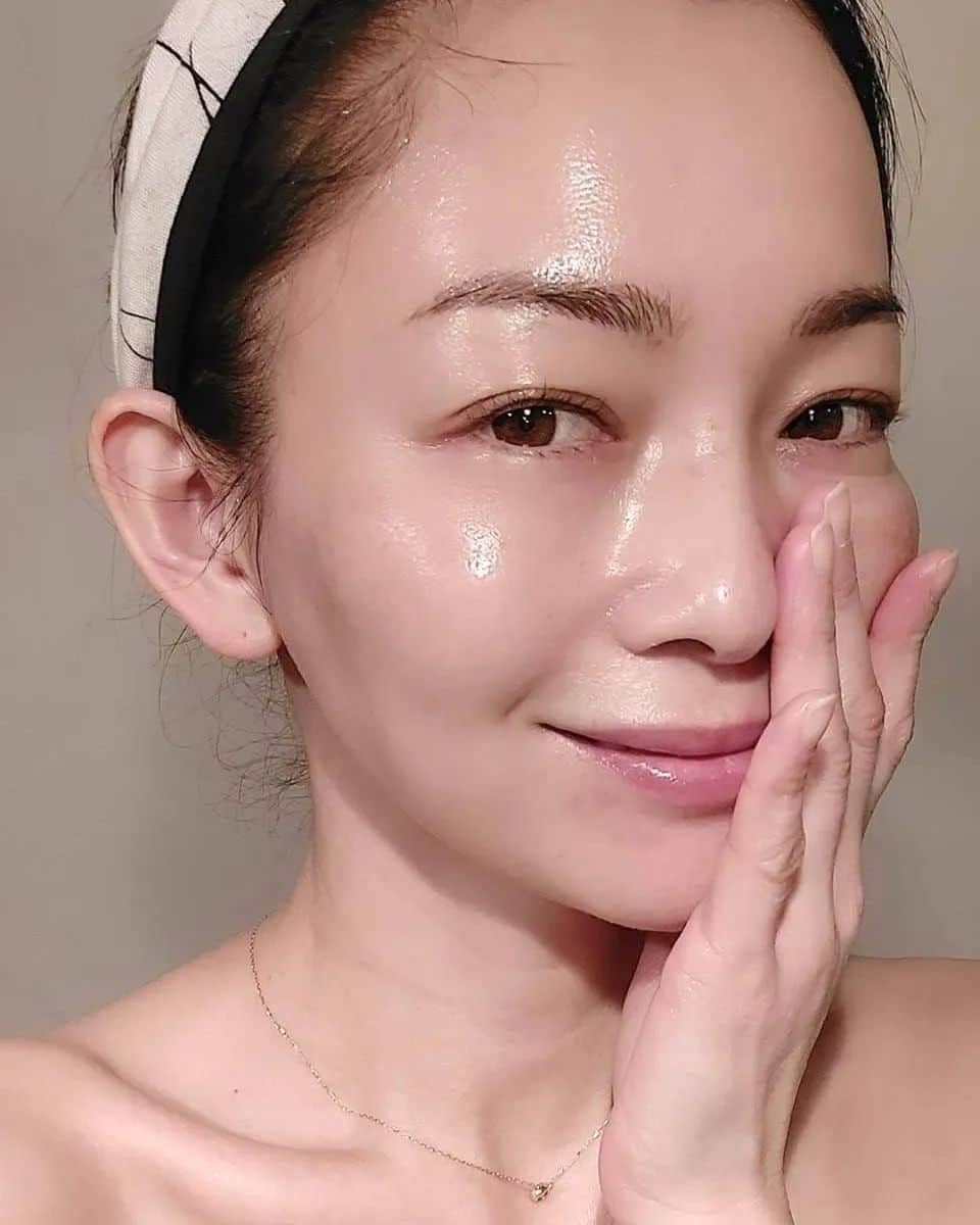 佐藤純さんのインスタグラム写真 - (佐藤純Instagram)「40代をすぎてから あれこれ肌悩みが増えてきた気がする。。。  特にこの時期は、乾燥も気になるし、マスク生活による肌荒れも気になります💦  一番大事なのは、保湿‼️  最近、私が使っているスキンケアがこれ💕  『エリクシール アドバンスド エイジングケアシリーズ』の化粧水と乳液。  こっくりとしていてとろみがあるのに瞬時になじんで、肌が内側からふっくらもっちりします。  ほっぺたの高い位置に光る、みずみずしい『つや玉』✨ 鏡をみて、『つや玉』があると気分もあがります😁  化粧水や乳液のつけ方も大事。  化粧水をコットンに取り、肌全体に馴染ませてから、両手でハンドプレス！  そのひと手間をするのとしないのとでは、全然違うのです‼️ これは、ほんとオススメ😉  ちなみに、エリクシールの化粧水・乳液は、15年連続売上No.1なんですって。納得～👏  エリクシールは、ラインナップも豊富なので、 肌悩みや年齢に応じて自分にあった化粧水・乳液をみつけられるのもいいですね。  『つや玉』のある肌がずっと続くように、これからもしっかりとスキンケアをしていきたいな❤️  ※エイジングケア…年齢に応じたうるおいケア https://www.shiseido.co.jp/elixir/index.html  #タイアップ　 #エリクシール　#化粧水　#乳液　 #つや玉続く化粧水乳液　 #つや肌　 #スキンケア　 #エイジングケア　#たるみ毛穴　#スキンケアレビュー #素っぴん #ママ #ママモデル #モデル #mama #mamamodel #model」1月28日 18時03分 - junsatoidea
