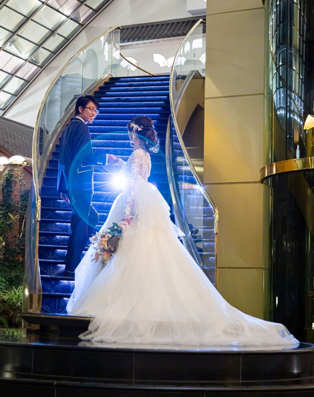 スマ婚/オフィシャルアカウントのインスタグラム：「神秘的でフォトジェニックな撮影が叶う会場。  𝐻𝑎𝑙𝑙：#ホテル雅叙園東京  @smakon_official をフォローいただき 「#スマ婚」をつけて 皆さまの𝑊𝑒𝑑𝑑𝑖𝑛𝑔写真をご投稿ください♡ 公式アカウントでリグラムのチャンス♬  ＊＊＊＊【スマ婚　公式𝐿𝐼𝑁𝐸】＊＊＊＊ 結婚式に関するお悩みやご質問など LINEでお気軽にご相談ください✨ スマ婚公式LINEアカウントは @smakon_official  プロフィールTOPのリンクより ご登録いただけます💡 ＊＊＊＊＊＊＊＊＊＊＊＊＊＊＊＊＊＊  #スマ婚 #結婚式 #プレ花嫁 #式場探し #式場迷子 #ブライダル #プレ花嫁準備 #結婚式準備 #披露宴演出 #結婚式場選び #プレ花嫁さんと繋がりたい #全国の花嫁さんと繋がりたい」
