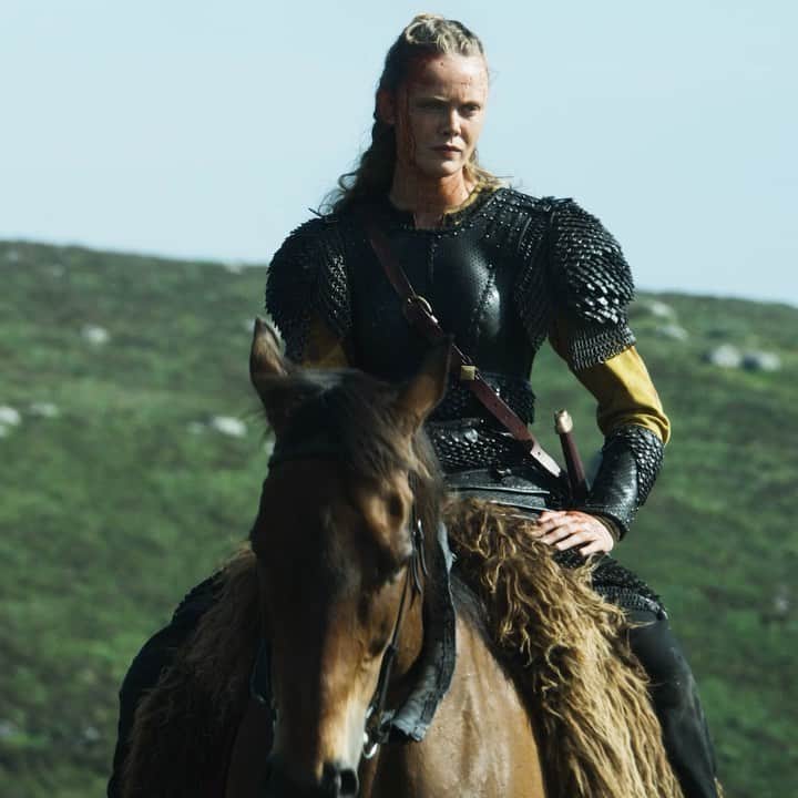 フリーダ・グスタフソンのインスタグラム：「unleash the beast⚔️  so thrilled to share this teaser of what is to come on Feb 25th on @netflixvalhalla and for you to learn more about Freydis ❤️‍🔥  #netflix #vikingsvalhalla #valhalla #freydis」