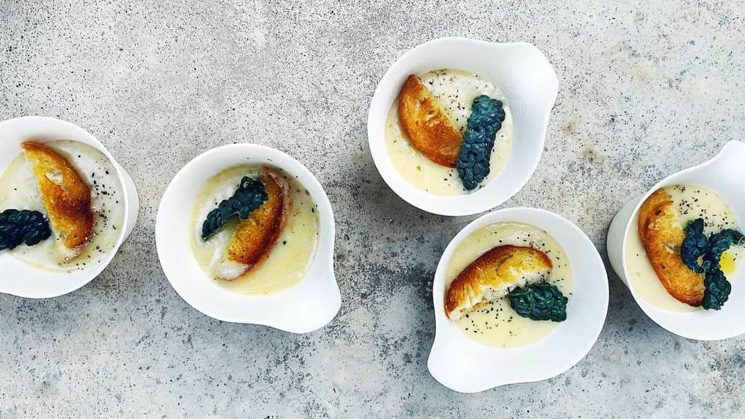 Chinamiのインスタグラム：「Leek and potato soup🥄  越冬リーキは甘味をぎゅうっと蓄えていて、そこがとても魅力。あえてブイヨンは使わず鍋底を利用して甘味を旨味へ。この単純に見えて実はじわじわ思いを巡らせる作業が純粋に好きです。  こちらのスープは、グラタンソースや リゾットベースとしても使えて大変便利◎ 余ったら冷凍して、他のお料理でも 楽しんでくださいね♪  #野菜 #スープ #自家栽培　#家庭菜園 #soup #leek #料理動画　#リーキ　#じゃがいも」