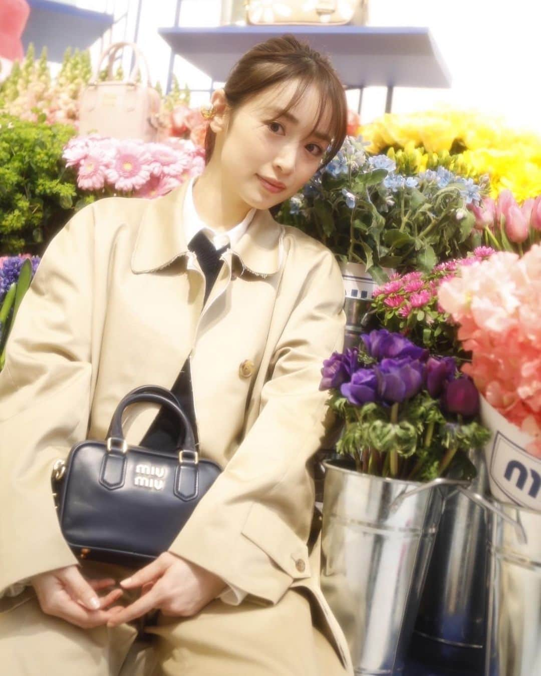 泉里香さんのインスタグラム写真 - (泉里香Instagram)「Miu Miu 🌼Secret Garden🌼  花に囲まれたMiuMiuポップアップストア  ファッションショーで注目を集めたロゴバッグや、シークレットガーデン限定のレザーアイテムが並んでいました✨  伊勢丹新宿店本館1階 ザ・ステージ 2/8まで。 #MiuMiu #MiuMiuSS22  @miumiu @isetan_shinjuku @isetanluxury」1月28日 18時29分 - rika_izumi_