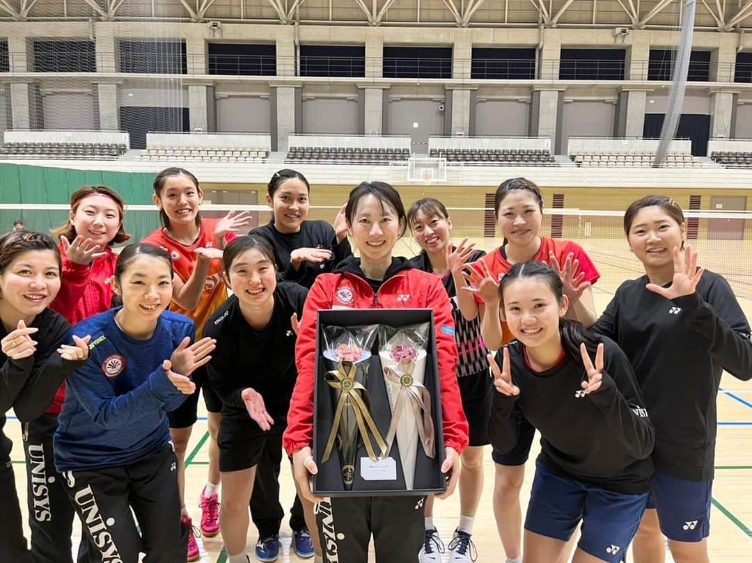 平山優のインスタグラム：「私事ですが、先日、入籍致しました☺️ 選手達からもお祝いしていただきました！ありがとう💕  今後ともよろしくお願いします😊  (写真撮影のため一時的にマスクを外しました)」