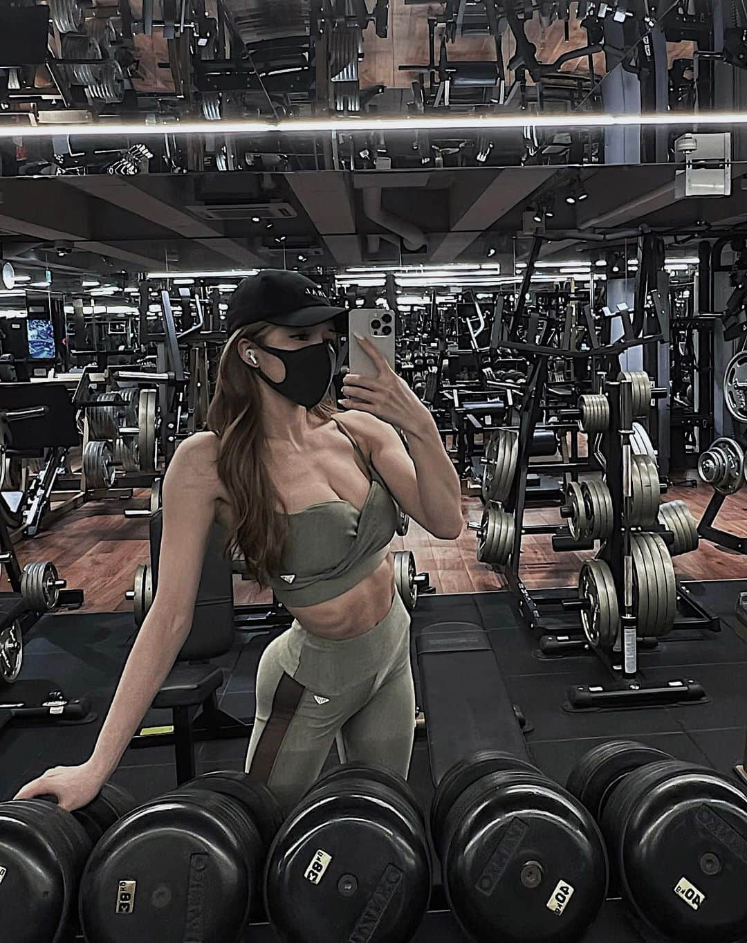 小原優花さんのインスタグラム写真 - (小原優花Instagram)「Workout🏋🏼‍♀️ @rexer_minamiaoyama   昨日はお尻3種目と肩・胸の上部したよ💪🏼✨ 焦っても身体はすぐには変わらないから、コツコツ積み重ねて目標に向けて着実にやっていくよ！🥰🔥  最近私の気分を上げてくれるお気に入りのグリーンのウェア🌿🍀 どこから見ても可愛いデザインです🤤❤️  新作シリーズはS〜Lサイズまで揃ってます✨🙏🏻   @iral_official   #fitness #gym #workout #training #bodymake #fitnessgirl #fitnessmodel #fitnessmotivation #ボディメイク #ダイエット #筋トレ #筋肉女子 #rexer #rexerminamiaoyama #レクサー #iral #アイラル」1月28日 18時37分 - yunkoro519