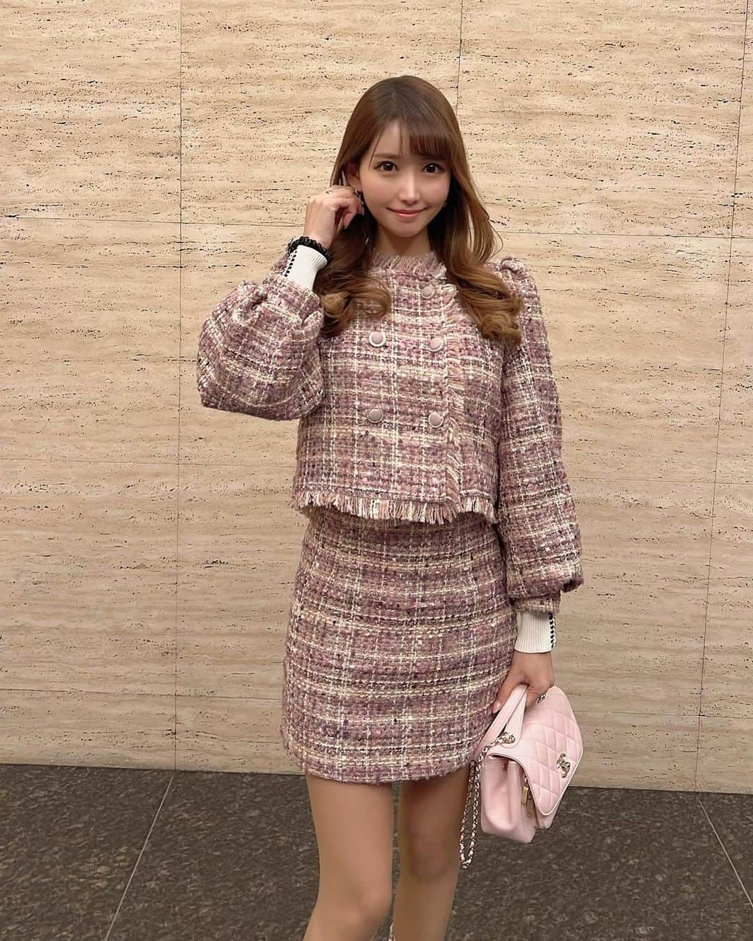 のインスタグラム：「. ツイードのセットアップ着たよ💜💕 @sriwawa_official この色味すっごい好み🥺💖 写真じゃ分かりづらいかもしれないけど、キラキラの糸も織り込まれてて綺麗✨ ジャケットは袖がぽわんってしててかわいいの〜💕 . セットアップだと別々でも着れるから良いよね😆 . . 一足早く、春気分🌸 . #sriwawa#fashion#ootd#fashionstyle#fashionista#setup#tweed#tweedjacket#jacket#chanel#herlipto#セットアップ#ツイード」