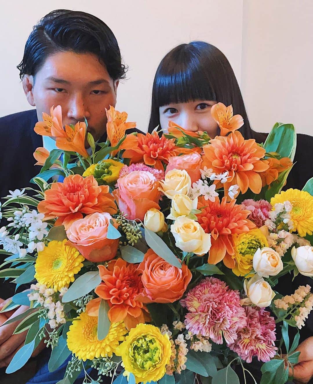 新井貴子のインスタグラム：「Thank you for all the wonderful messages!  I am excited for our new chapter in life🤍💫  たくさんのお祝いメッセージをありがとうございます🌹 喜びで胸がいっぱいです！  明日の試合頑張って！🔥」
