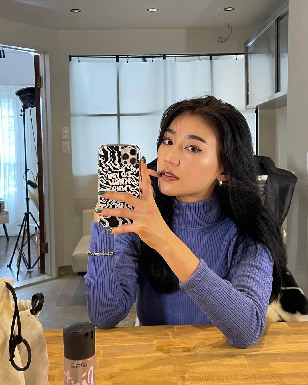松本優のインスタグラム：「. . 最近お肌のために色んなこと始めたんやけど、紹介していくね！ ニキビ跡にアプローチしたくて @non.nakameguro いつも通ってるサロンで #ハーブピーリング　を初めて体験してきたの😌 . 【swipe→】すると、写真載っけてる🖤！ こんなお肌を晒して申し訳ないけどなかなか治らないこのニキビ跡たちと本気で今年はおさらばしたい！と思っていろいろ試してる途中です🙋‍♀️🙋‍♀️ . ハーブピーリングは、 肌の角質を剥離させて綺麗な肌に導いてくれるよ！ 私初めて体験したんやけど、トゲのような細かい成分がハーブには入っていて顔に乗せていってもらうんだけど、すこーしちくちくするけどあっという間に終わる🙋‍♀️ . 剥離があるタイプだと4日間くらいでクリは落ち着いて肌のツルツル感がとんでもなくでたのと、右頬のニキビあとが一回でも薄くなったのでこれから定期的に続けて行きたいと思います❤️‍🔥 . ちょっと写真見て土の中から出てきてる人みたいで面白い笑笑 . 松優個人の意見なので色んな意見があると思うけど、私はすごく良かったなあ🥺 . もしこういった利用に関してみんなのおすすめ商品、コスメ、スキンケア、美容のためにこうゆうことしてるよ！ってゆうのをぜひ　#yumake💄 を載せて投稿してほしいです🖤 . みんなのおすすめアイテムもチェックしたいし、情報交換ができたらうれしいな🤤 . あと質問があったら是非コメント残してね🐷🌿 . . #美容#スキンケア#コスメ#」