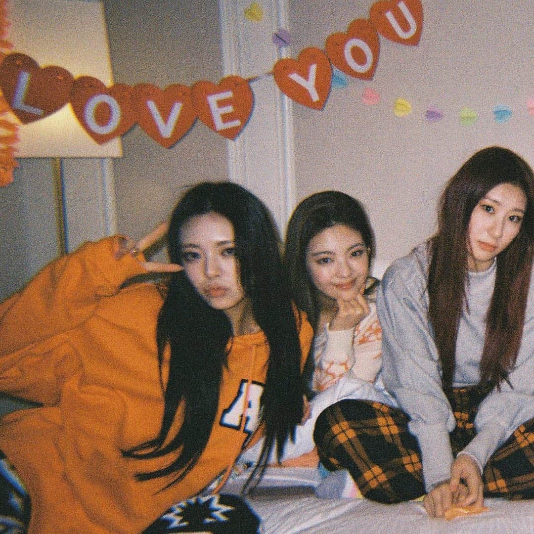 ITZYさんのインスタグラム写真 - (ITZYInstagram)「💾 ITZY 2021 하드털이 ┗ 📂 ITZY in JEJU」1月28日 19時00分 - itzy.all.in.us