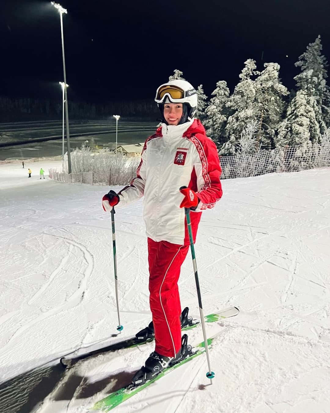 アリーナ・ザギトワのインスタグラム：「Ижевск, я скучала! 🤩 ⠀ Я так люблю проводить время с родственниками, и наконец появилась такая возможность 🥰 Поболтали с абикой и бабайкой, рассказала им все-все, что в последнее время происходило😋 ⠀ Наша дружная семья конечно не смогла просто сидеть дома, поэтому мы поехали кататься на лыжах! ⛷ Погода как раз к этому располагала) ⠀ Жалко, что ижевские каникулы закончились так быстро 😔 Но хочу сказать, что отдохнула я отлично! ⠀ Давно проводили последний раз время с семьёй? Поделитесь, чем обычно занимаетесь вместе?⬇️」