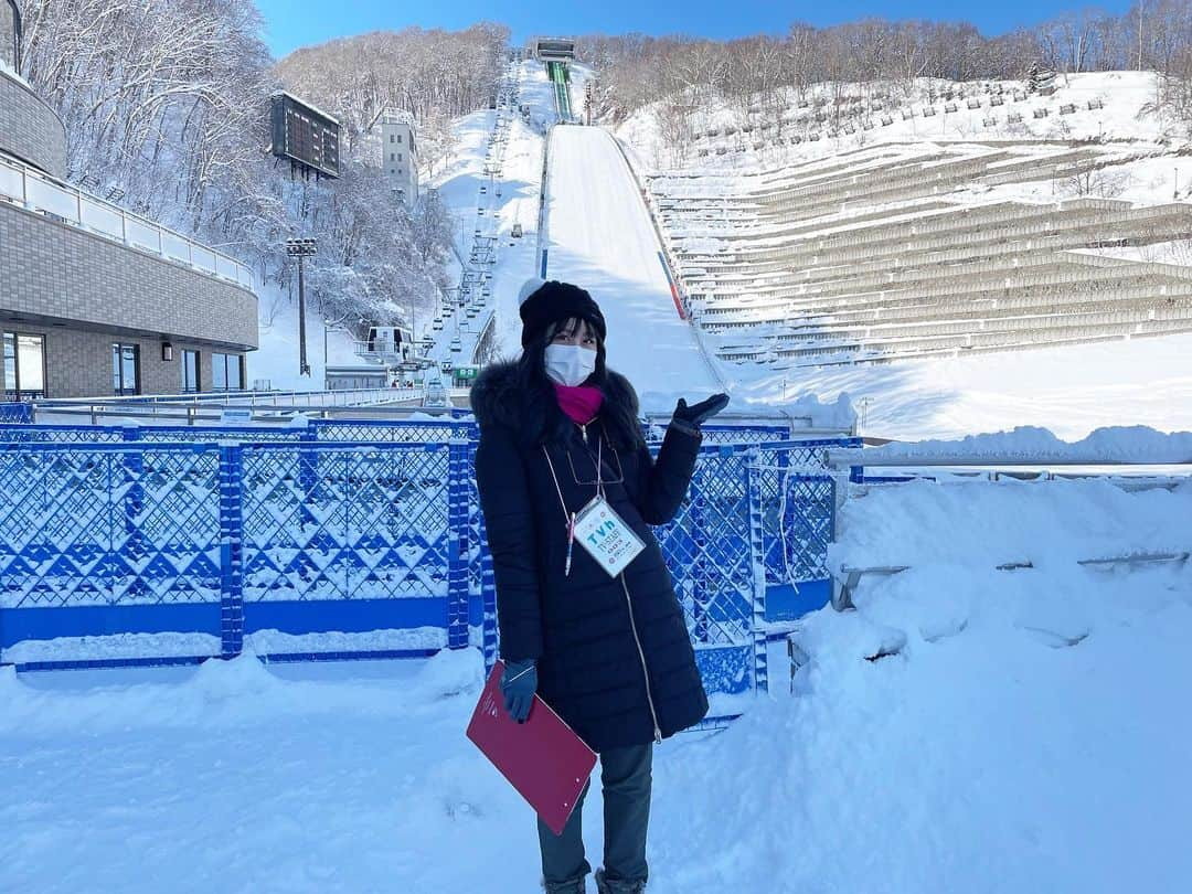 磯田彩実さんのインスタグラム写真 - (磯田彩実Instagram)「. 今年もやってきました、 明日はいよいよTVh杯ジャンプ大会です⛷  きょうの大倉山は稀に見る好天だったけど、 明日は今のところ なかなかの荒天&冷え込む見込み…❄️⛄️❄️  大会は成立すると思いますが、 いかんせん寒いので… ぜひおうちでご覧ください🤍  16時から放送です📺🎤  1本目の競技は TVhの公式YouTubeで生配信もします🥰  私はリポーターです💨  #tvh杯ジャンプ大会#tvh杯 #スキージャンプ#大倉山 #大倉山ジャンプ競技場 #tvh#アナウンサー#磯田彩実」1月28日 19時09分 - ayami_isoda.tvh7