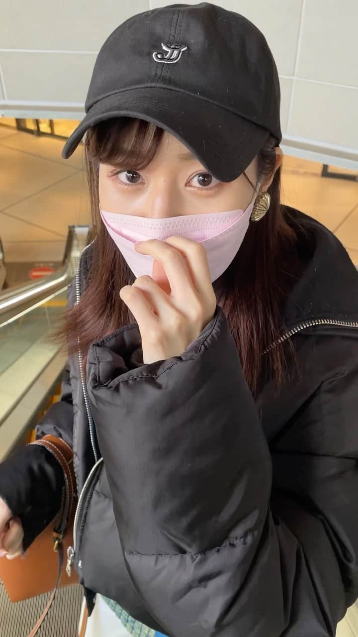 杉浦みずきのインスタグラム：「ラフスタイル💚 ダウンにパンツが一番楽で良い🙆‍♀️  #渋谷 #miyashitapark #宮下パーク #渋谷カフェ #ootd #カジュアルコーデ #ダウン #ダウンジャケット #白デニム」