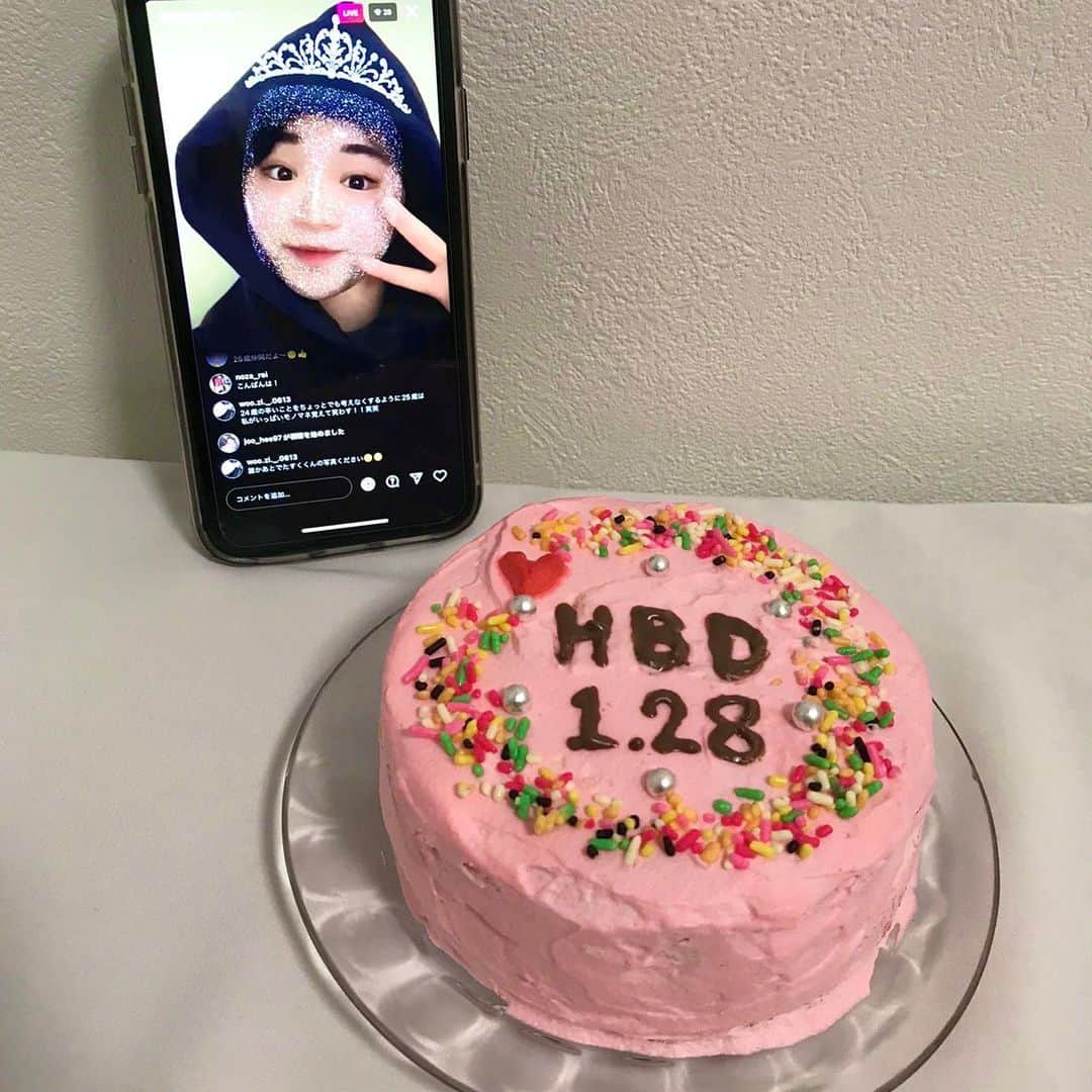 タスクのインスタグラム：「遠くからお祝いしてくれてありがと ケーキたべたかった🎂」