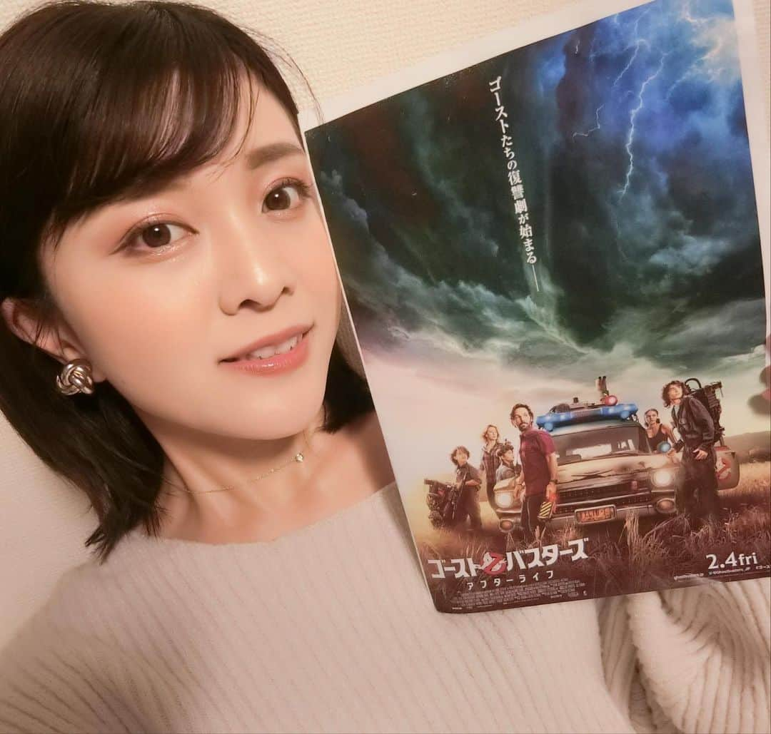 東紗友美さんのインスタグラム写真 - (東紗友美Instagram)「【2月4日公開🎥ゴーストバスターズアフターライフ】 なっかなかコメディに振り切りましたね、という印象！そしてファンサービスの嵐ですね！！ 復習は必要ないと思いますが、もしあらためて復習してみてたら、ボロ泣きだと思うなこれ。 そうじゃなくても、こみあげてきて涙が出ましたからね。あ、シリーズ観てないで観るのはナシかなぁー！！  マッケナグレイス（ギフテッドちゃん）はデビュー当時から天才子役ぶりが凄すぎて、ある種本当にギフテッドな演技で、 どう考えても注目せざるをえない女の子だったわけですが、ほんとうに彼女は良い成長していますね👏  2016年版は、おふざけでしたと言わんばかりに、、、無かったことに😹なりつつ（私はあれはアレで好きだったけど）も、 今回は新旧ファンが喜ぶバランスです👍👍 完全なる、ゴーストバスターズの正当な続編。 愛とリスペクトの溢れてます💐👏👏  1984年公開の『ゴーストバスターズ』、1989年公開の『ゴーストバスターズ2』に続く正統な続編で、 この2本を手掛けたアイヴァン・ライトマン監督から今回の映画のバトンを受け継いだのは、 彼の息子でアカデミー賞監督賞にノミネートされた経歴を持つジェイソン・ライトマン。 なんかエモいぞ。  #映画　#映画好きな人と繋がりたい　#映画垢　#映画鑑賞　#試写会　#映画ソムリエ試写レビュー　#ゴーストバスターズ　#ゴーストバスターズアフターライフ @sonypicseiga」1月28日 19時38分 - higashisayumi