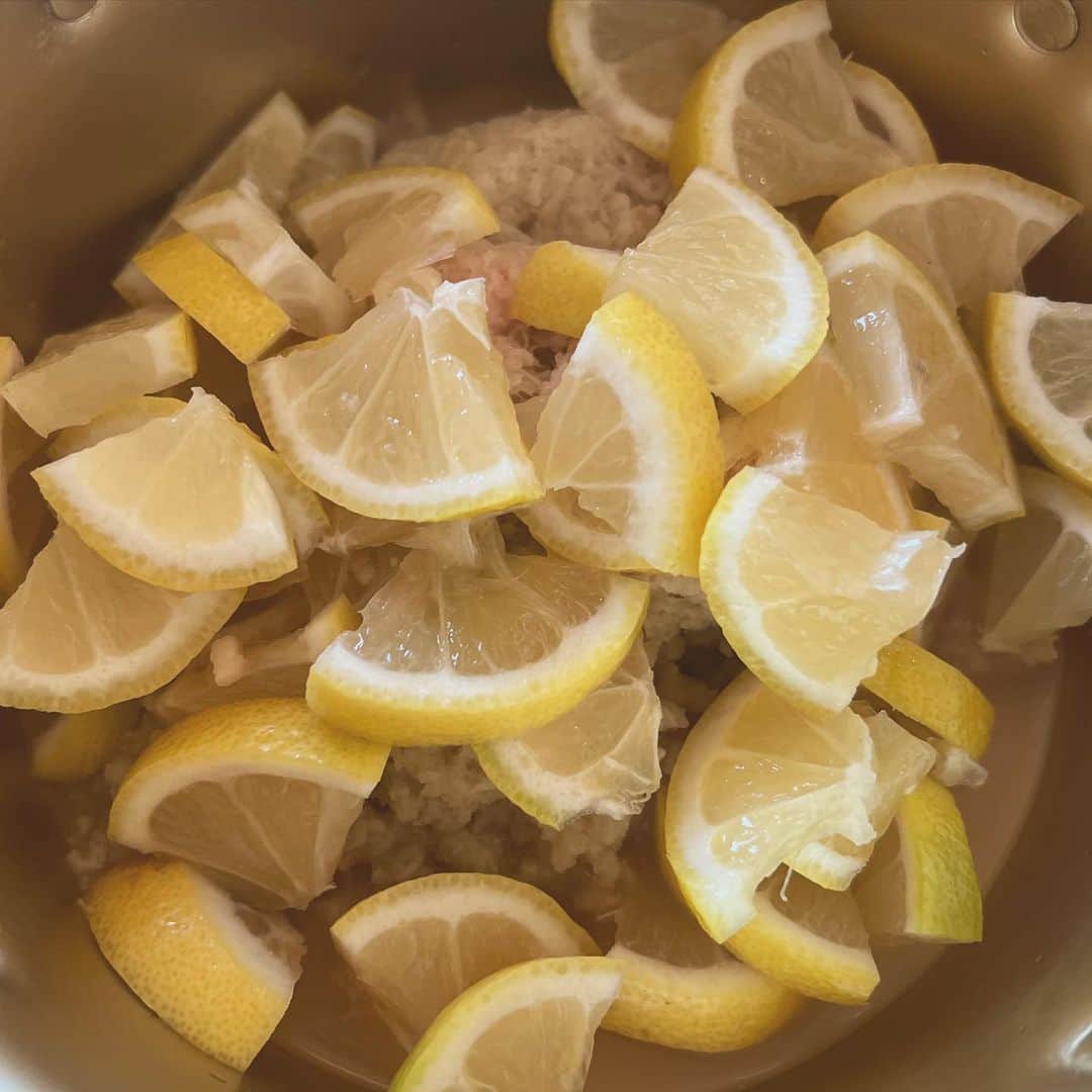 池田ゆりのインスタグラム：「⁡ ジンジャーレモンシロップ🍋 ⁡ 冷え性改善のために 自家製生姜と蜂蜜を入れたシロップ🍯 ⁡ 白いお砂糖使いたくないから アガペーシロップ！ ⁡ 【材料】 ⚫︎生姜　150g ⚫︎レモン　1個 ⚫︎アガペーシロップ　200g ⚫︎ハチミツ　50g ⚫︎水　120ml ⚫︎シナモンステック ⁡ 材料入れて10分煮詰めて完成🧡 ⁡ ハーブティーに混ぜたり ヨーグルトに入れたり ⁡ お湯で割るだけでもレモネードみたいで美味しい☕️ ⁡ #冷え性改善 #ジンジャーレモン #生姜茶 #レモネード #lemon #体質改善 #末端冷え性 #薬膳 #食事指導」