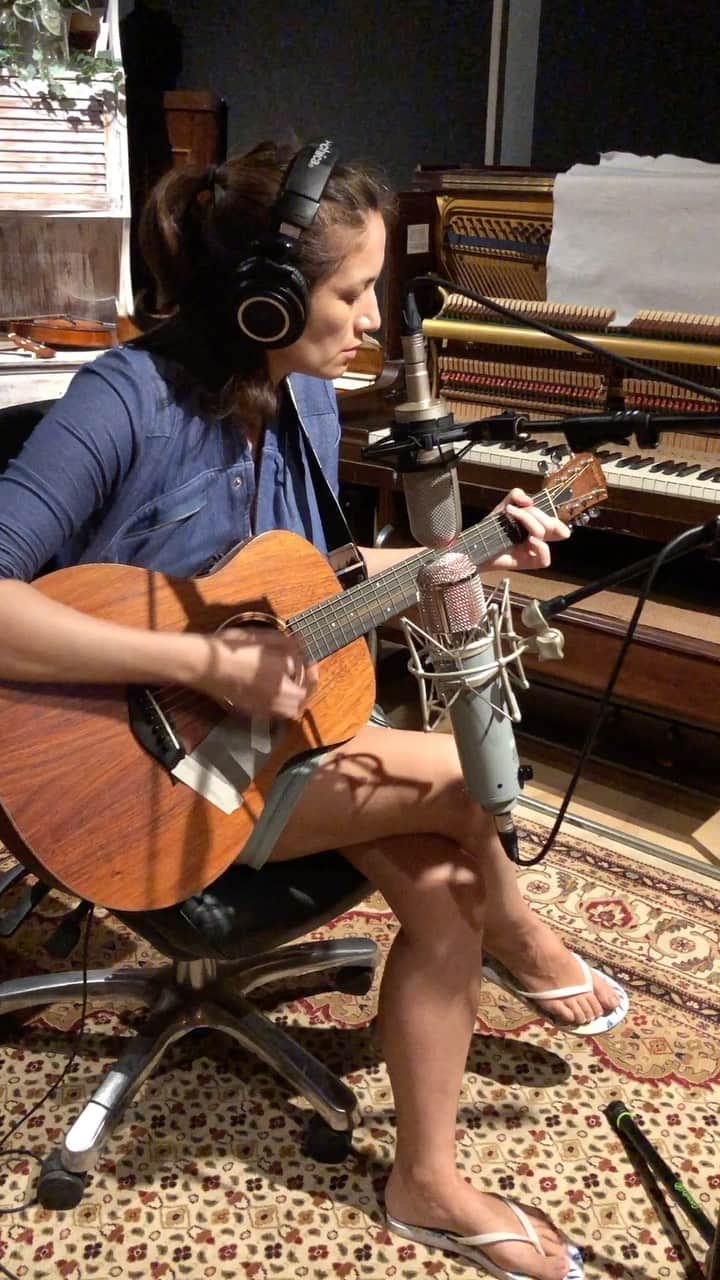 KATのインスタグラム：「I haven’t been in a studio since 2020 so it was really nice to spend a few hours with the amazing @nicmandersmusic today, laying down a song I wrote 3 years ago with @jonforeman and @masakik ☺️  It’s a song that I’ve been sitting on for way too long so it’s time we finished it! 😂🙌🏼  It was hard being away from Mia for more than 3 hours though!  I feel for mothers who have to go back to work after only a few weeks with their baby. It’s hard being apart from them. 💔」