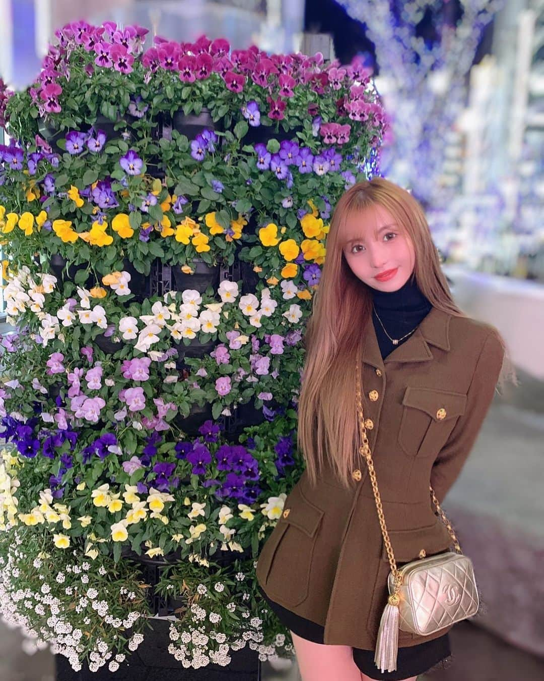 愛川みれいさんのインスタグラム写真 - (愛川みれいInstagram)「お花ちゃん🌼🌸💐  いくつになっても美しいものを美しいと感じ💎 心ときめかせながら生きていきたいな💖  カーキのコートとbagは @_coco_vintage_ さんでGETしたよ❤️ ゴールド金具が可愛すぎる🧡💛  #ヴィンテージCHANEL#cocovintagestore  #cocovintage#ゴールド金具#好き #お花#美しいものが好き#愛川みれい」1月28日 20時06分 - mirei.aikawa