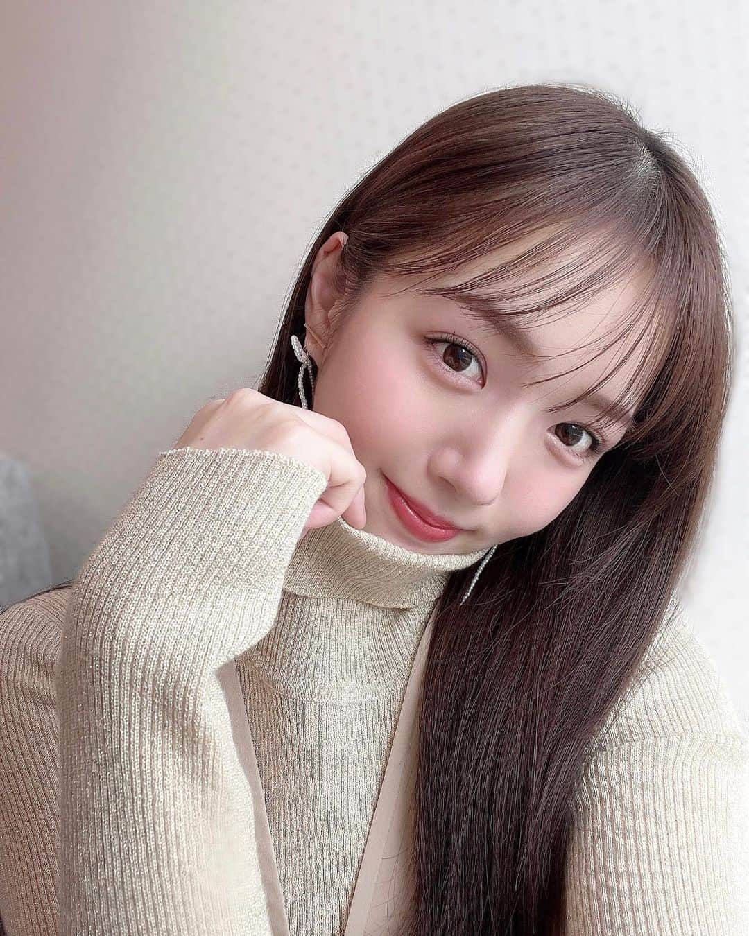 刈川くるみさんのインスタグラム写真 - (刈川くるみInstagram)「今週もお疲れ様でした✨  あっという間に1月が終わり、 来週には2月に👹早いですね〜  健康第一！ 週末ゆっくりと休みましょう〜 良い週末をお過ごしください^^🍀✨  ---------------- ニット @cecilmcbee_official  ワンピース @sylph_official  アクセ @accessory__a_little  ----------------  #newsevery #centforce #セントフォース #刈川くるみ #衣装 #コーデ #ヘアアレンジ #ストレート #ニット #ワンピース #春コーデ」1月28日 20時14分 - kurumi_karikawa