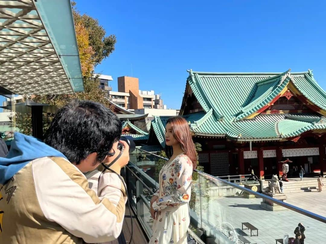 土屋太鳳さんのインスタグラム写真 - (土屋太鳳Instagram)「厳しい状況が、 かなり厳しい状態になってきました。 心配な気持ちで毎日を送られているかたも とても多いと思います。 もともと受験期でもあり真冬でもあるこの時期は 小さなリフレッシュで元気を得る季節でもあるから そのリフレッシュを提供することで 生きがいや仕事のやりがいを感じている人も たくさんいらっしゃると思います。 その中には 私が仕事をしているエンターテイメントの世界もあって、 思いきり「楽しんでください！」と言えない状況が とてつもなく切なく寂しいのですが、 何よりも大切なのは 応援してくださる方々が 安全に過ごすことなので、 そのことをずっと、心から、願っています。 . Taohaoney&moon会員限定イベント 『PRECIOUS∞ONES 2022』は いよいよ明日となりました。 公式のサイトやメールでお知らせしたように どうか、 来場予定のかたも 配信で応援してくださる方々も ご無理のないようにしてください🙏🙏🙏 必ず会える時が来るようお仕事がんばるので、 どうか安心する状態で応援してください🙏🙏🙏 . ご来場くださる予定のかたは 手洗い、うがい、マスク、 そして ぜひ水分補給は本当に大切だと思うので こまめに水分補給してくださいね🙏💡 . 私が明日直接お会いするのは 来場して下さる方々ですが、 その方々に、 次にお会い出来るまでの愛情の種を 画面越しにお会いした方々の分まで渡すつもりで お会いしようと思います🍀 ぜひ、その愛情の種を TAOHANIさんたちが共有して 育てて下さったらとても嬉しいです🌱 昨日も書いたけれど、 どこで心を寄せて下さる方々とも 一緒に踏ん張っていけたら😌🙏✨ . 写真は、明日イベントが行われる #神田明神ホール ✨✨✨ パンフレットを撮影していただいてるところです😊 撮ってくださってるのは ファンクラブスタッフのかた💡 実は…卒業写真も このかたが撮ってくださいました😳 ありがたい…😢✨ とても有名な神社なので ぜひお詣りをなさってくださいね✨✨✨ . この写真に写っている建物がホールの一部です💡 感染症予防対策において 国際的な衛生基準を満たした施設であることを証明する GBAC STAR Facility Accreditationを 取得している施設とのこと。 その中で更に感染対策をしながら 気を引き締めて心を込めて お話し、表現し、伝えたいと思います🌈🌕🍯」1月28日 20時24分 - taotsuchiya_official