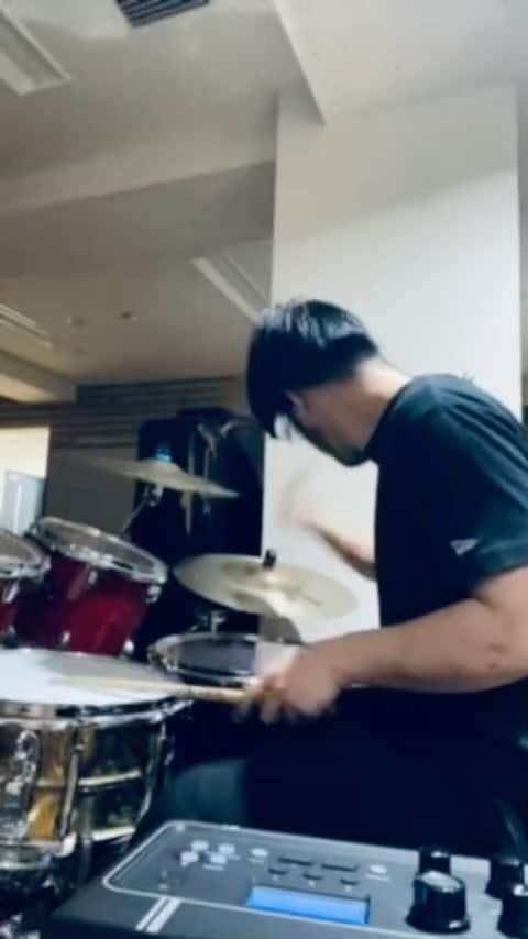 有田清幸のインスタグラム：「ドラムソロはおいおい練習します😭 #dirtyloops   #instadrum  #drumlife #drumcover  #grooves  #EAD10 #dwdrums #meinlcymbals #groove  @dwdrums @meinlcymbals  @anfdrumco @rupert_neve」