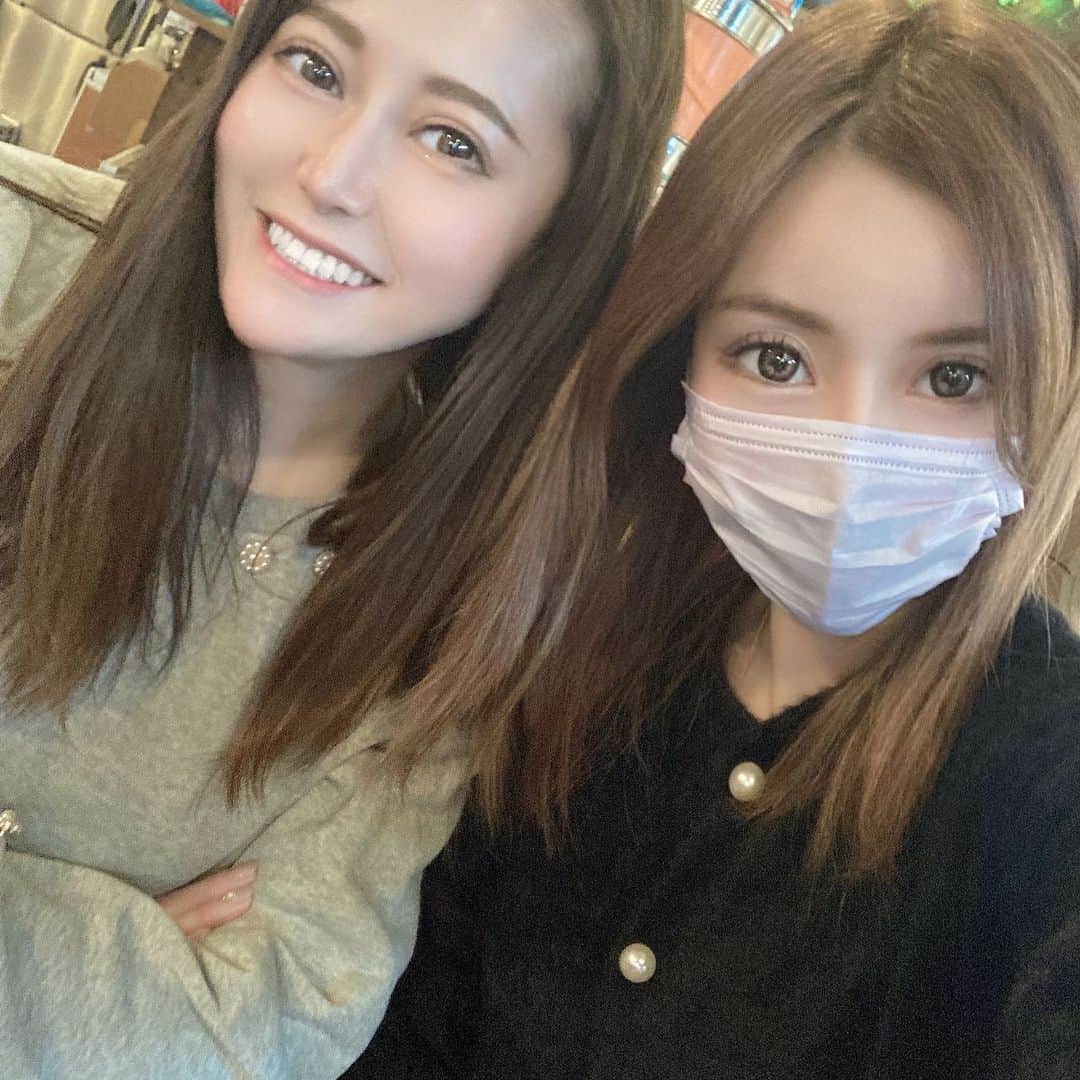 高橋沙弥華のインスタグラム：「何年ぶり？か忘れる位久しぶりに会えたお友達とランチ🤤💖  念願の海老チーズフォンデュ🦐  連絡はほぼ毎日とってるからなんか久しぶりな感じしんかった🤣  ジョーマローンのリップ💄もらったの本当ありがと🎁💖  2人ともセレプーコーデ🥰  #海老チーズフォンデュ #新大久保 #新大久保グルメ  #韓国料理 #久しぶりの再会 #ジョーマローン #ジョーマローンロンドン #セレプー」